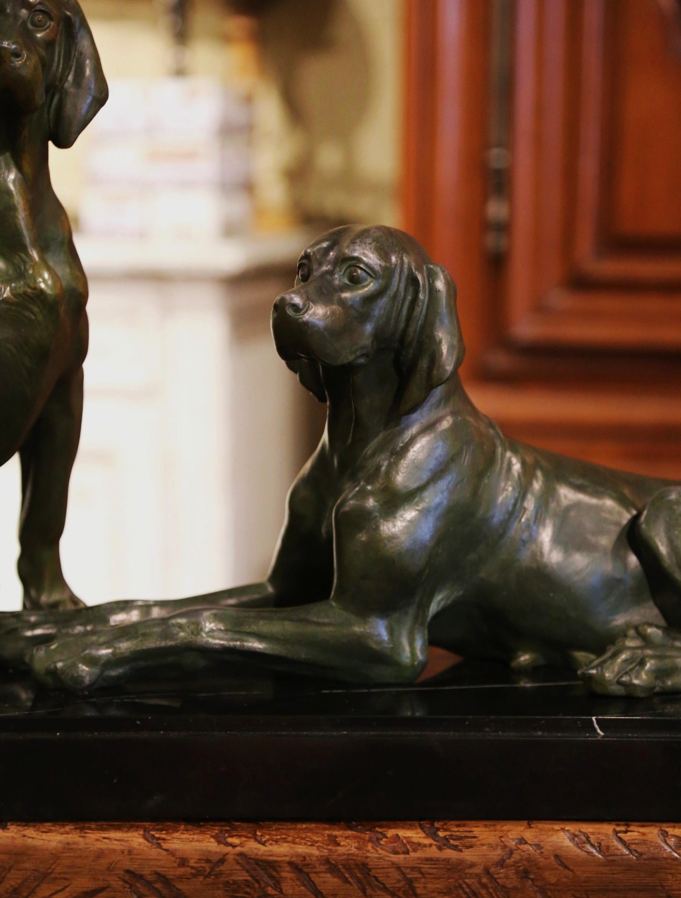 Français Composition de sculptures françaises de chiens du début du 20e siècle en étain vert-de-gris et marbre en vente