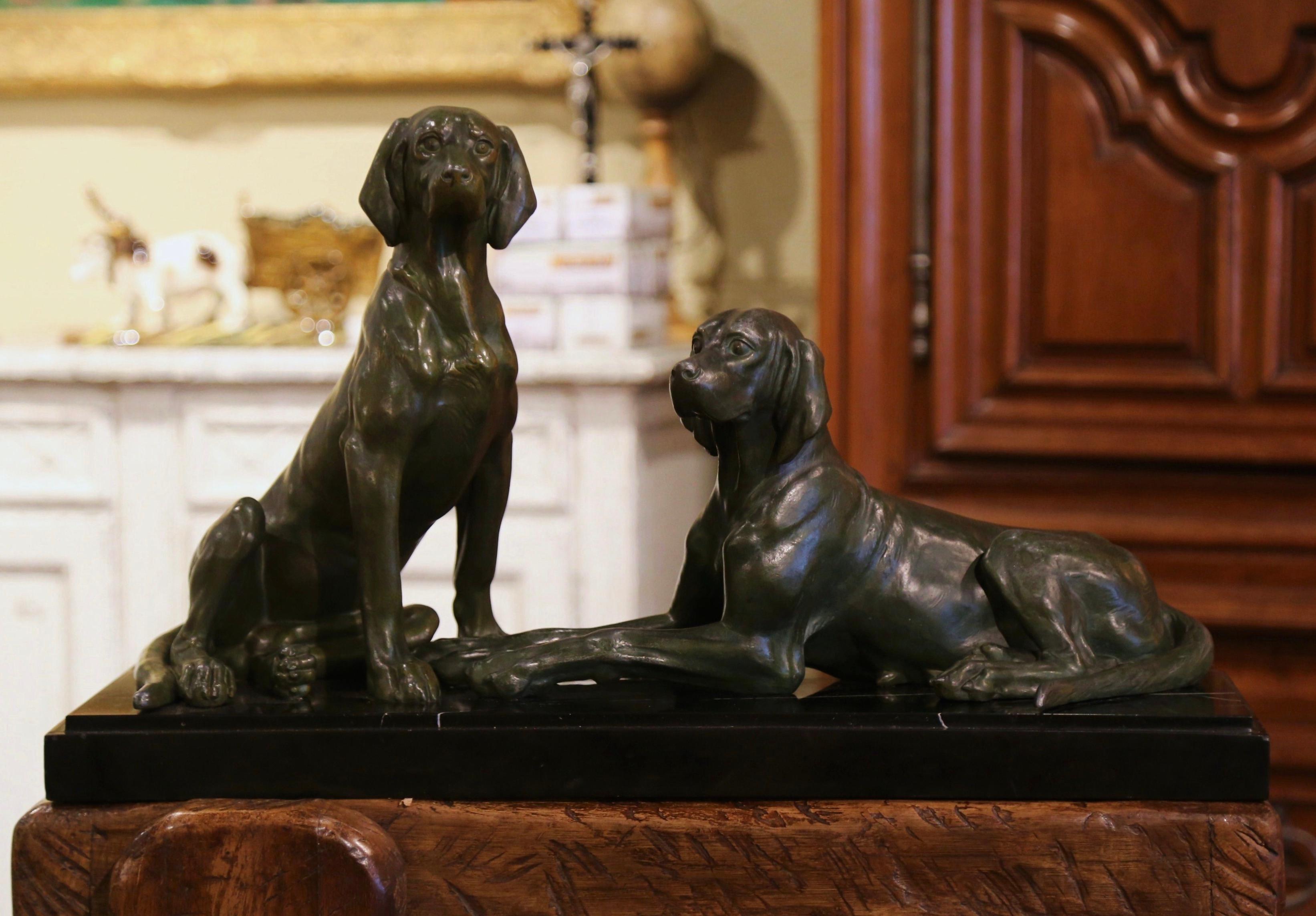 Fait main Composition de sculptures françaises de chiens du début du 20e siècle en étain vert-de-gris et marbre en vente