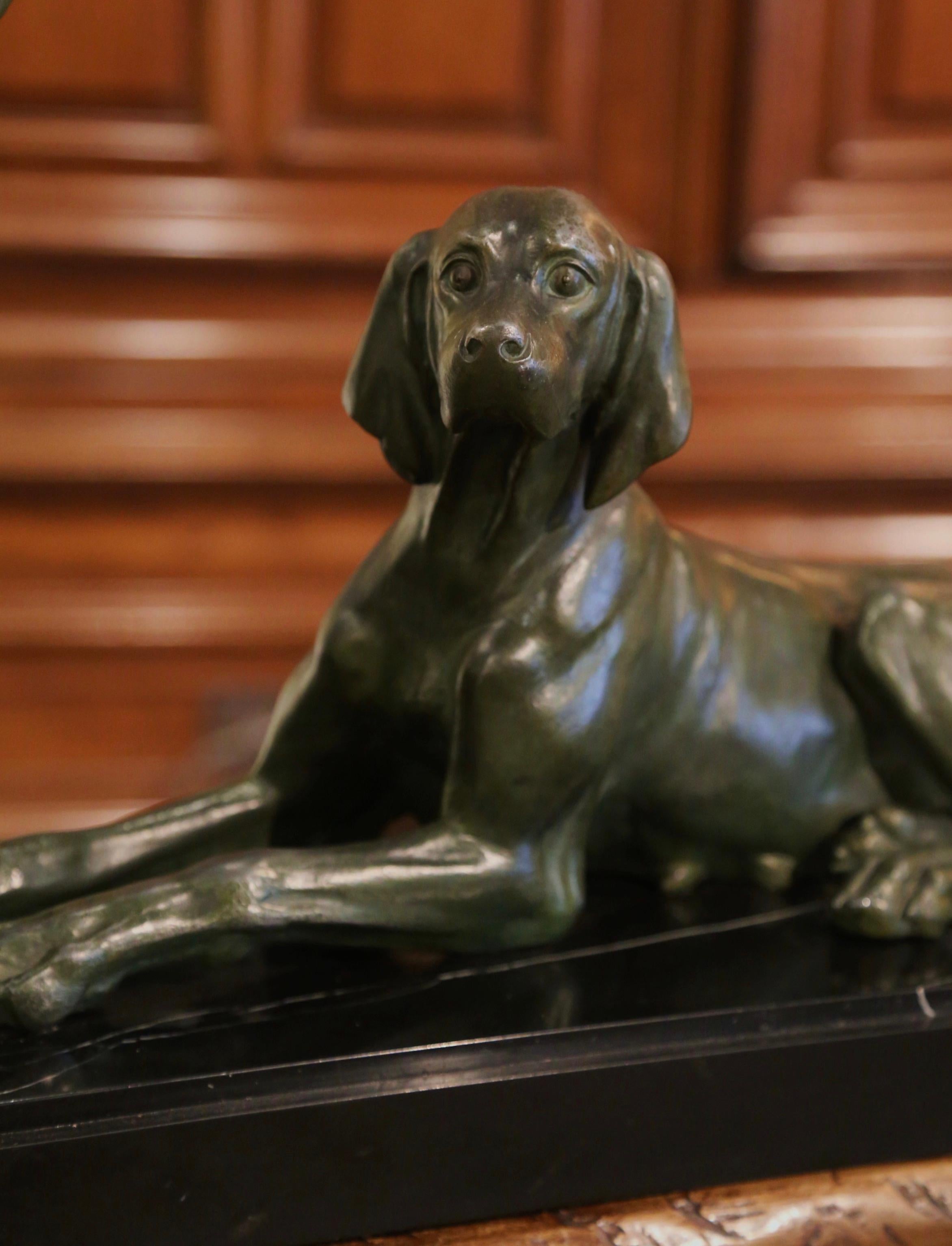 Composition de sculptures françaises de chiens du début du 20e siècle en étain vert-de-gris et marbre Excellent état - En vente à Dallas, TX