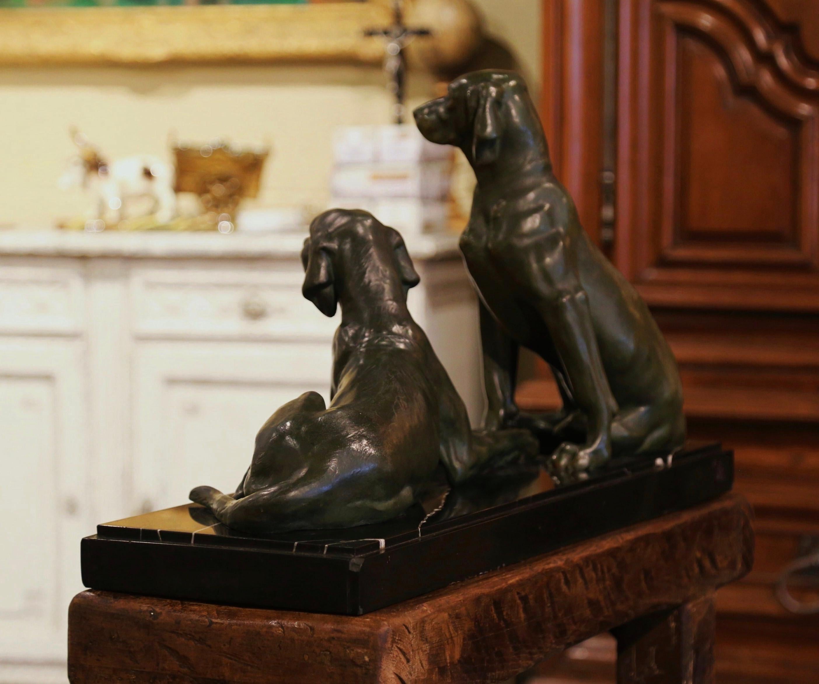 Composition de sculptures françaises de chiens du début du 20e siècle en étain vert-de-gris et marbre en vente 1