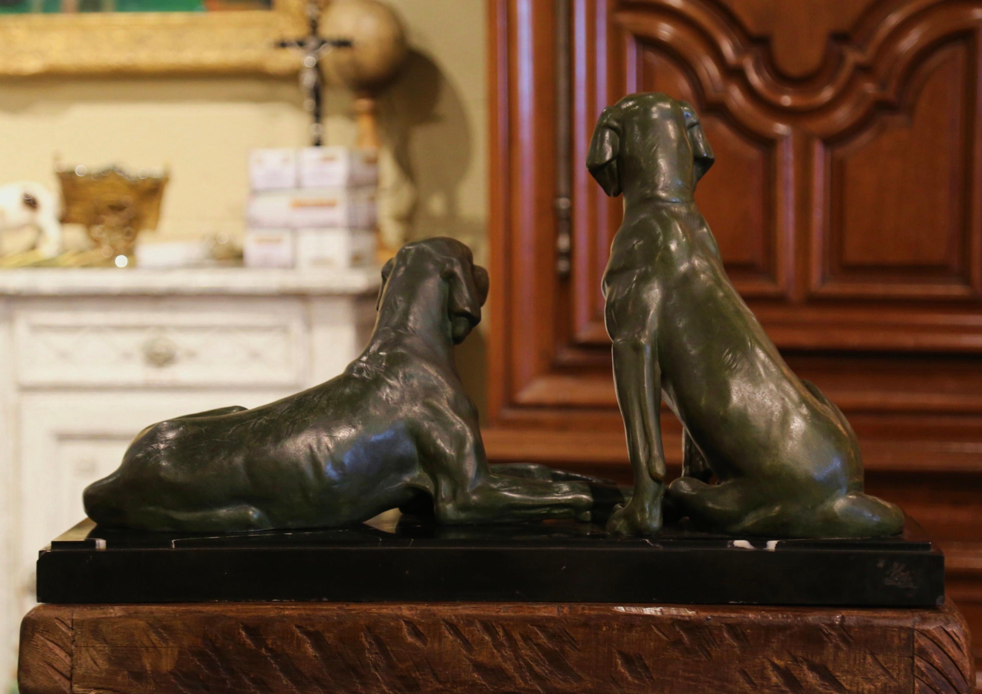 Composition de sculptures françaises de chiens du début du 20e siècle en étain vert-de-gris et marbre en vente 2