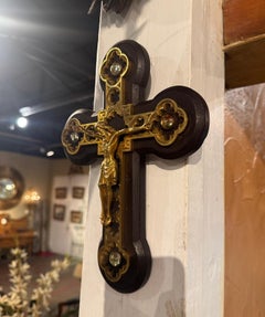 Crucifix mural français du début du XXe siècle en laiton et bois