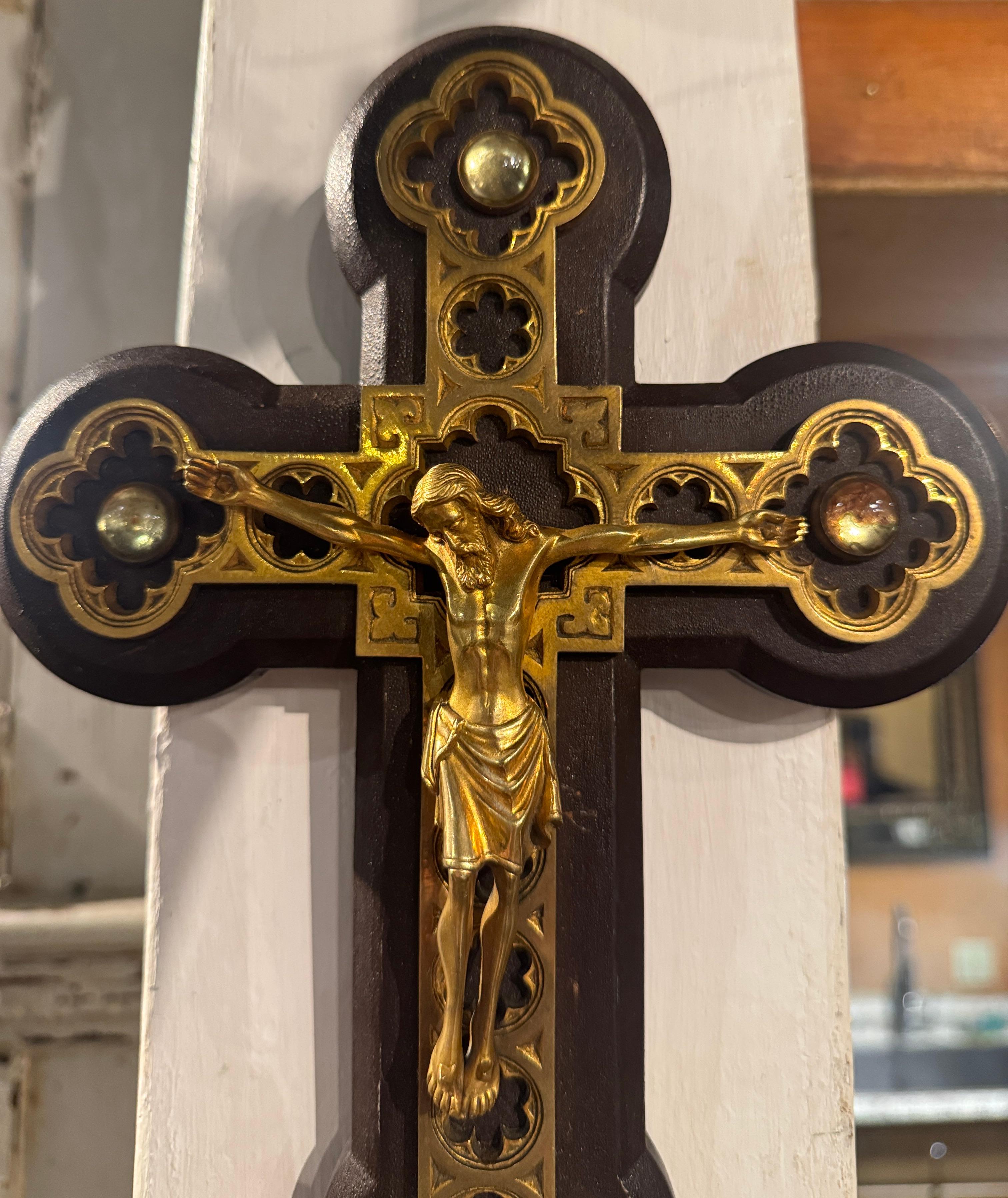 Hand-Crafted Early 20th Century French Wall Hanging Brass and Wood Crucifix For Sale