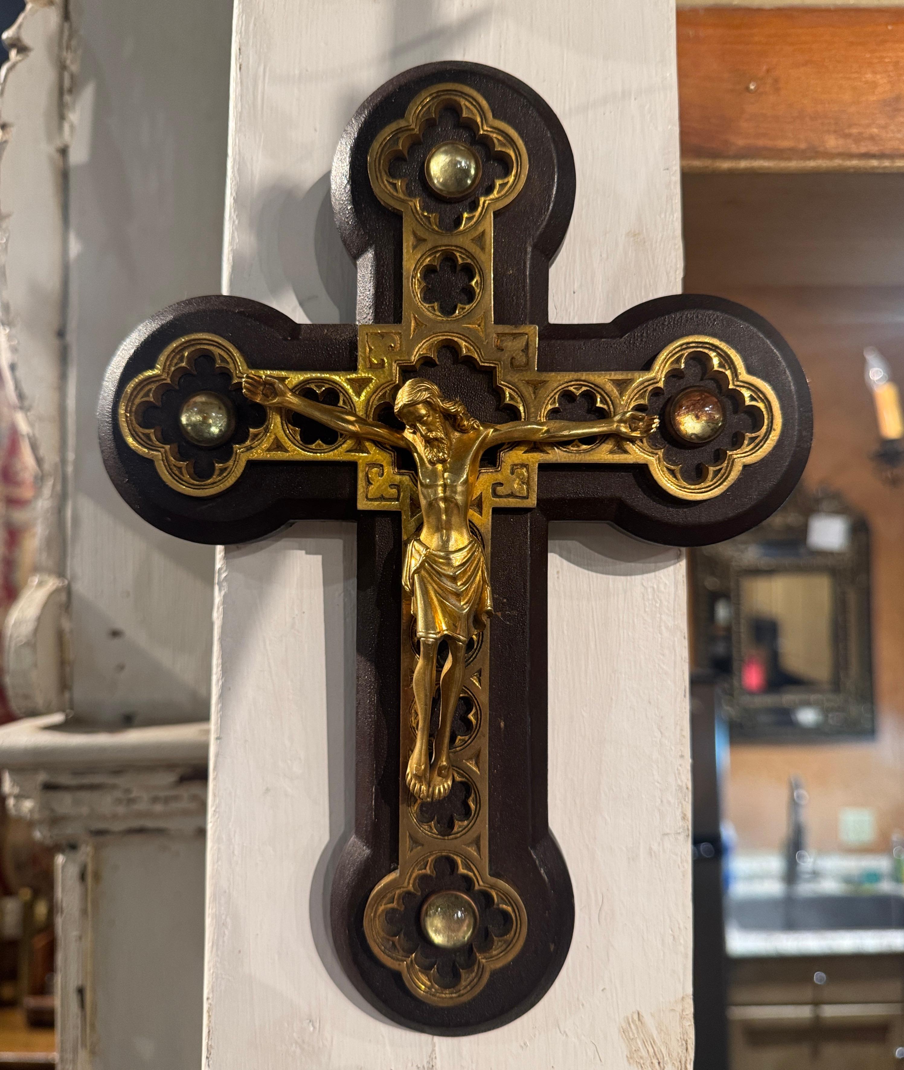 Early 20th Century French Wall Hanging Brass and Wood Crucifix In Excellent Condition For Sale In Dallas, TX