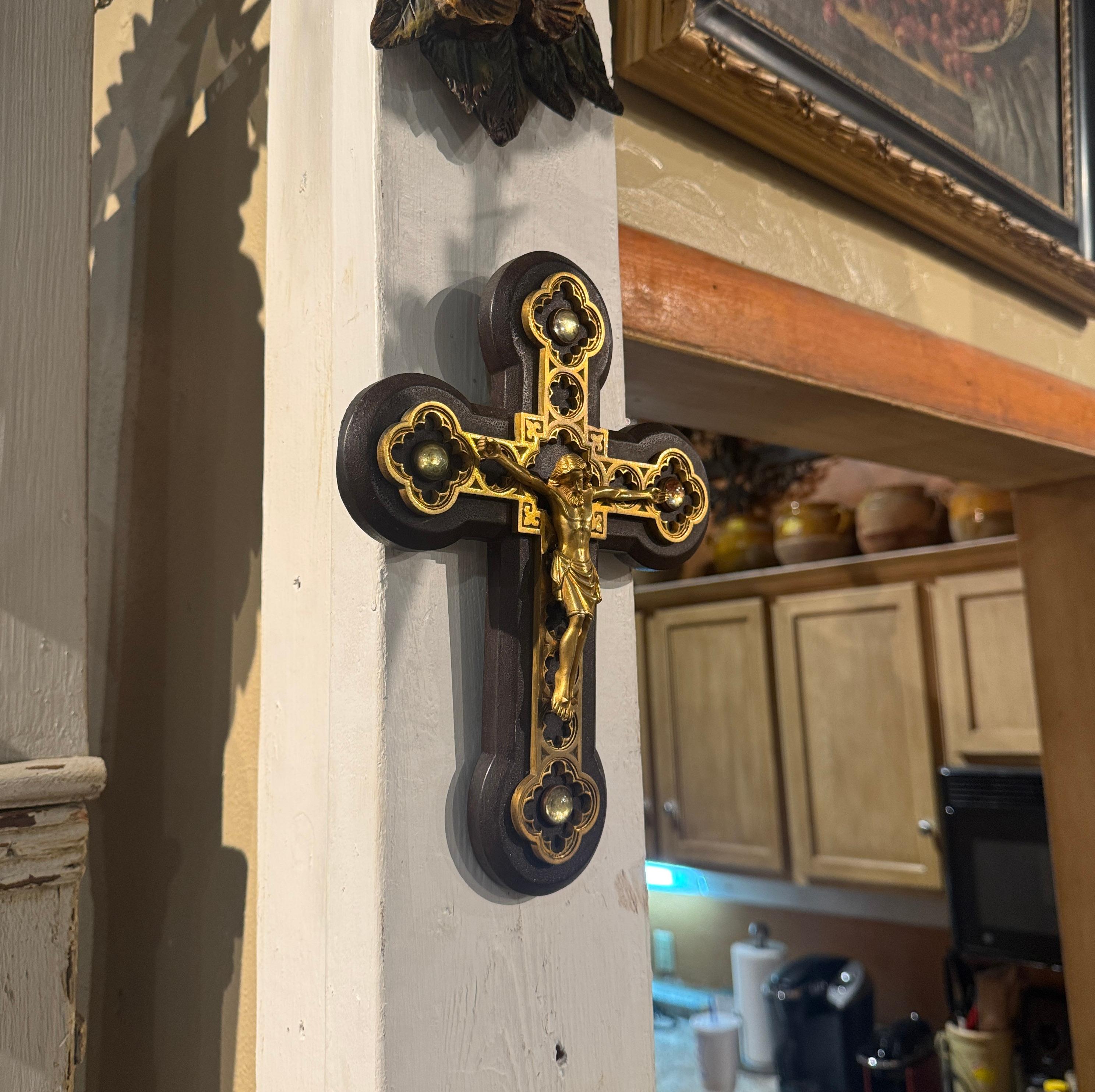 Early 20th Century French Wall Hanging Brass and Wood Crucifix For Sale 1