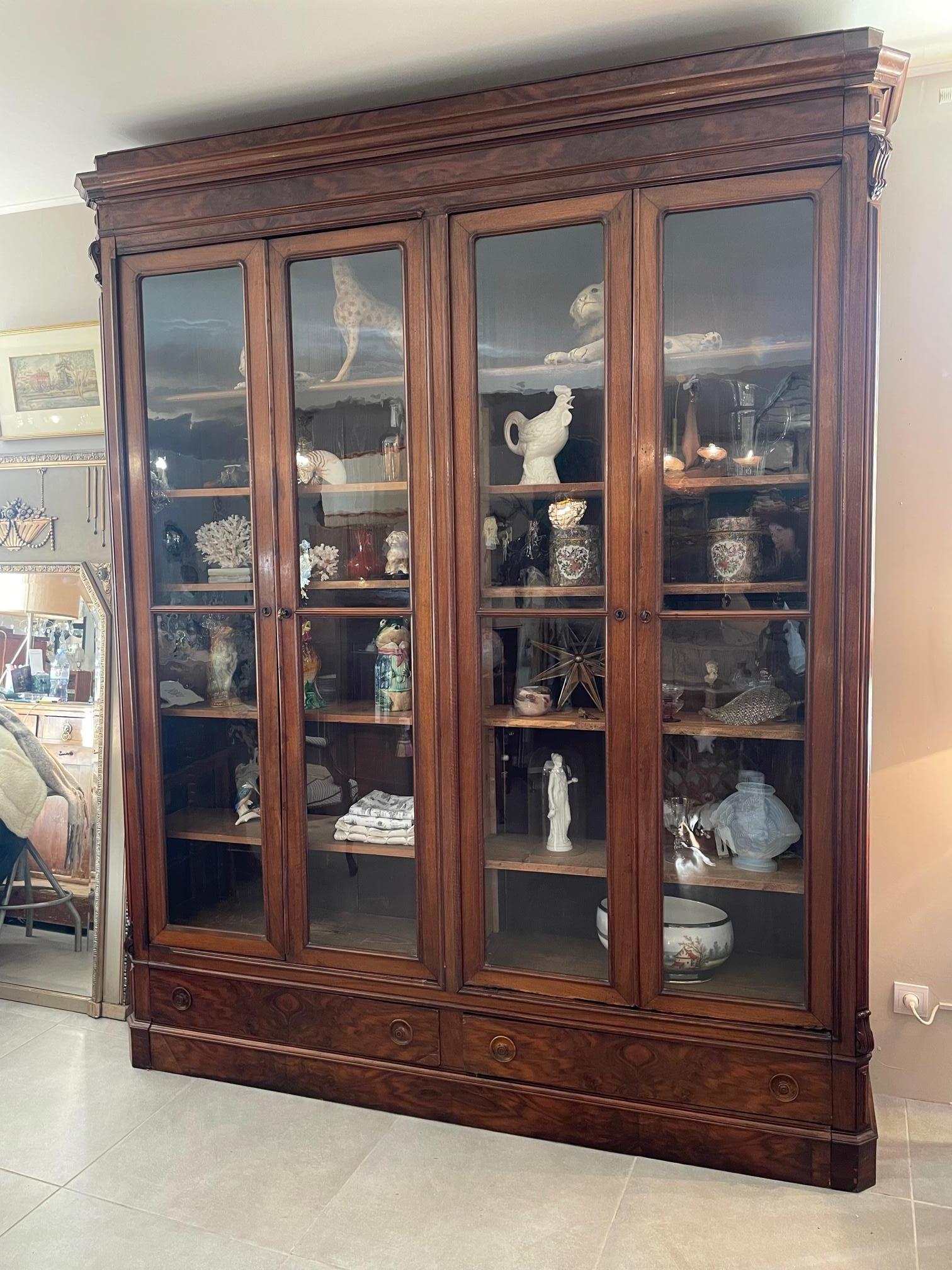 Early 20th Century French Walnut and Blown Glass Doors Vitrine, 1900s For Sale 15