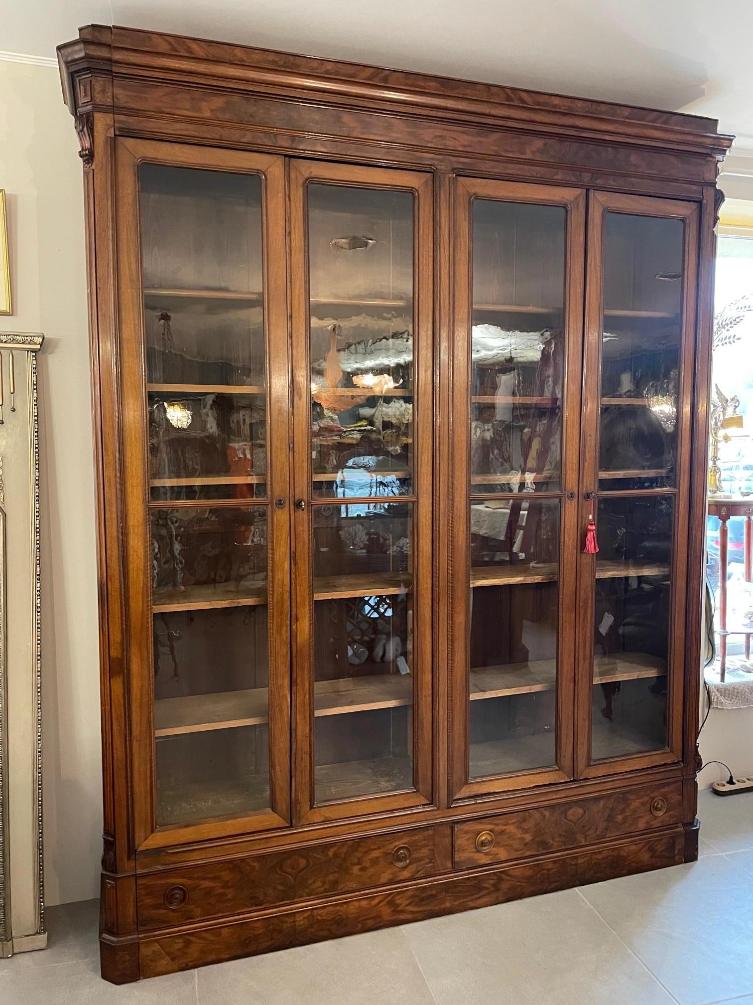 Magnificent walnut Vitrine dating from 1900, four glass doors made of blown glass. The vitrine is entirely removable. Two drawers on the bottom. 
Several shelves to be placed at your convenience. 
Very nice quality. Positive point: shallow (40