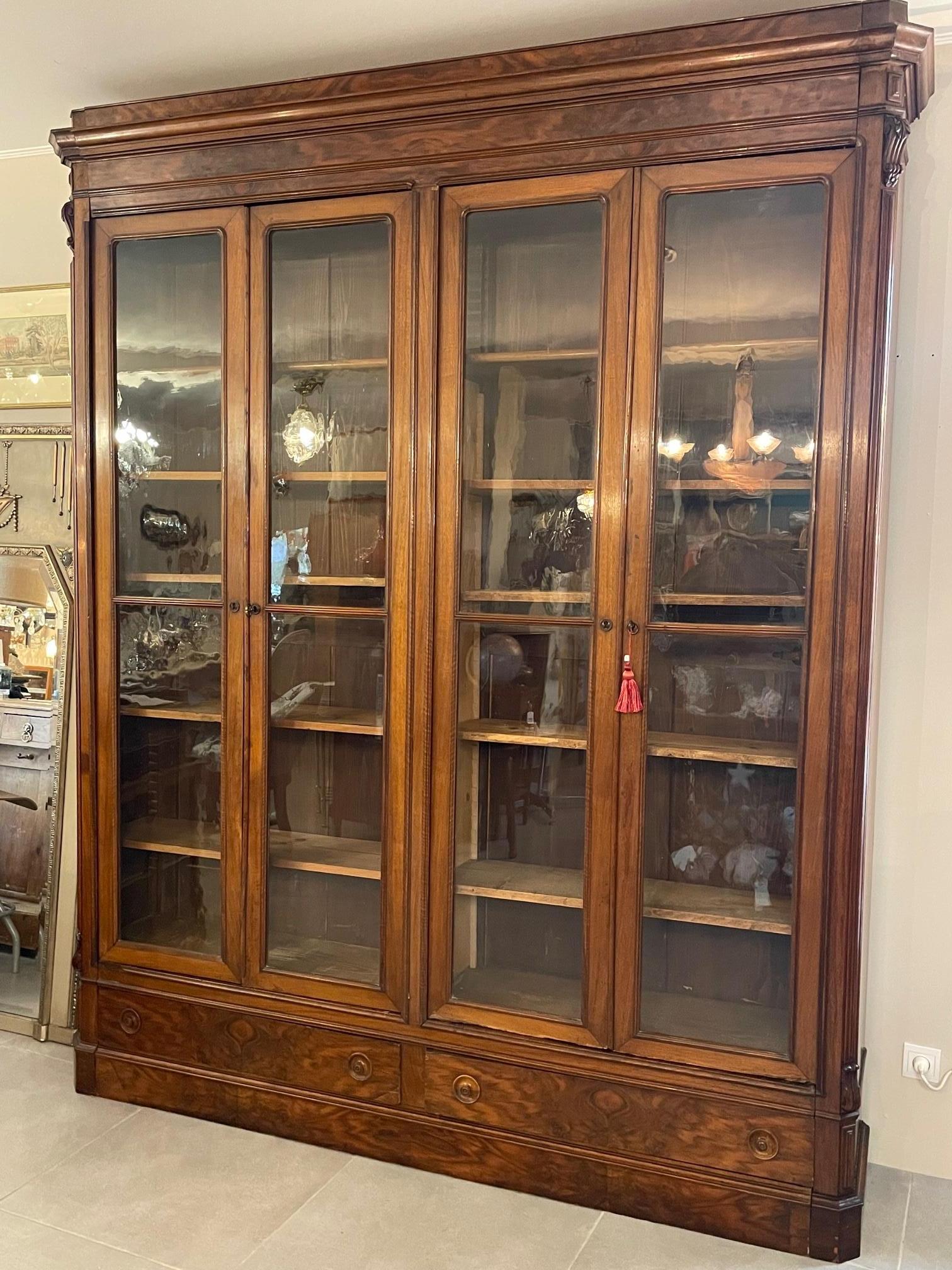 Early 20th Century French Walnut and Blown Glass Doors Vitrine, 1900s In Good Condition For Sale In LEGNY, FR