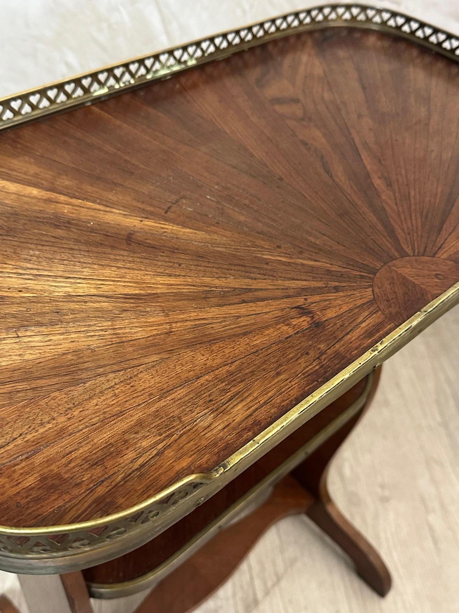 Mesa auxiliar francesa de nogal y latón de principios del siglo XX, 1900 en venta 5