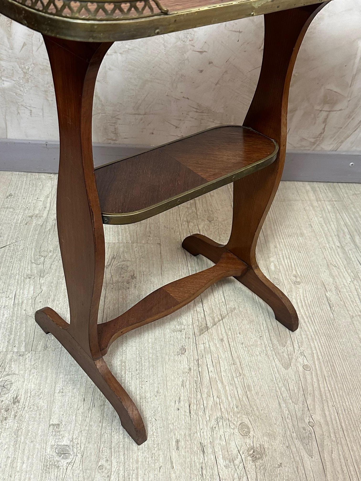 Mesa auxiliar francesa de nogal y latón de principios del siglo XX, 1900 en venta 6