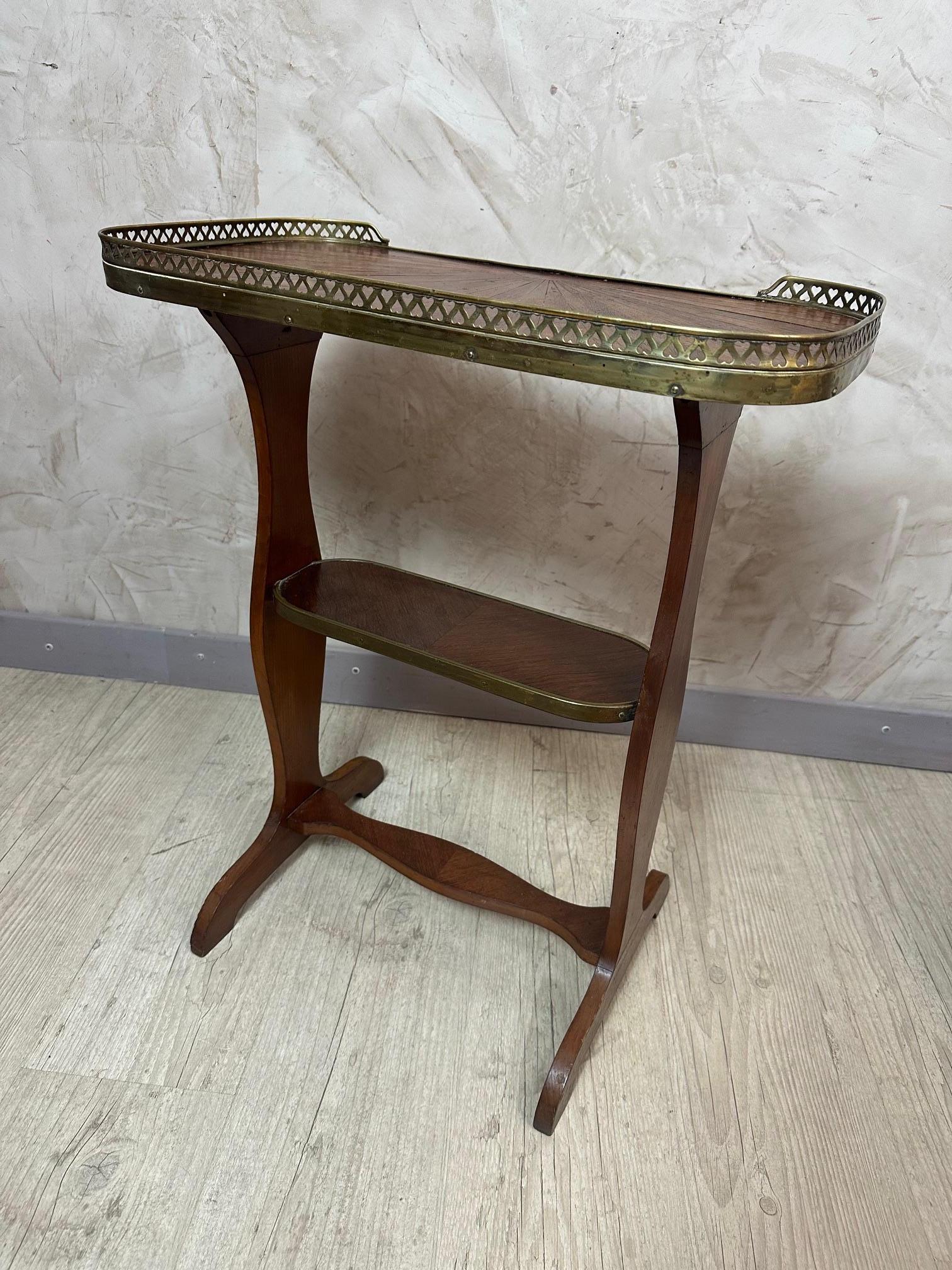 Mesa auxiliar francesa de nogal y latón de principios del siglo XX, 1900 en venta 7