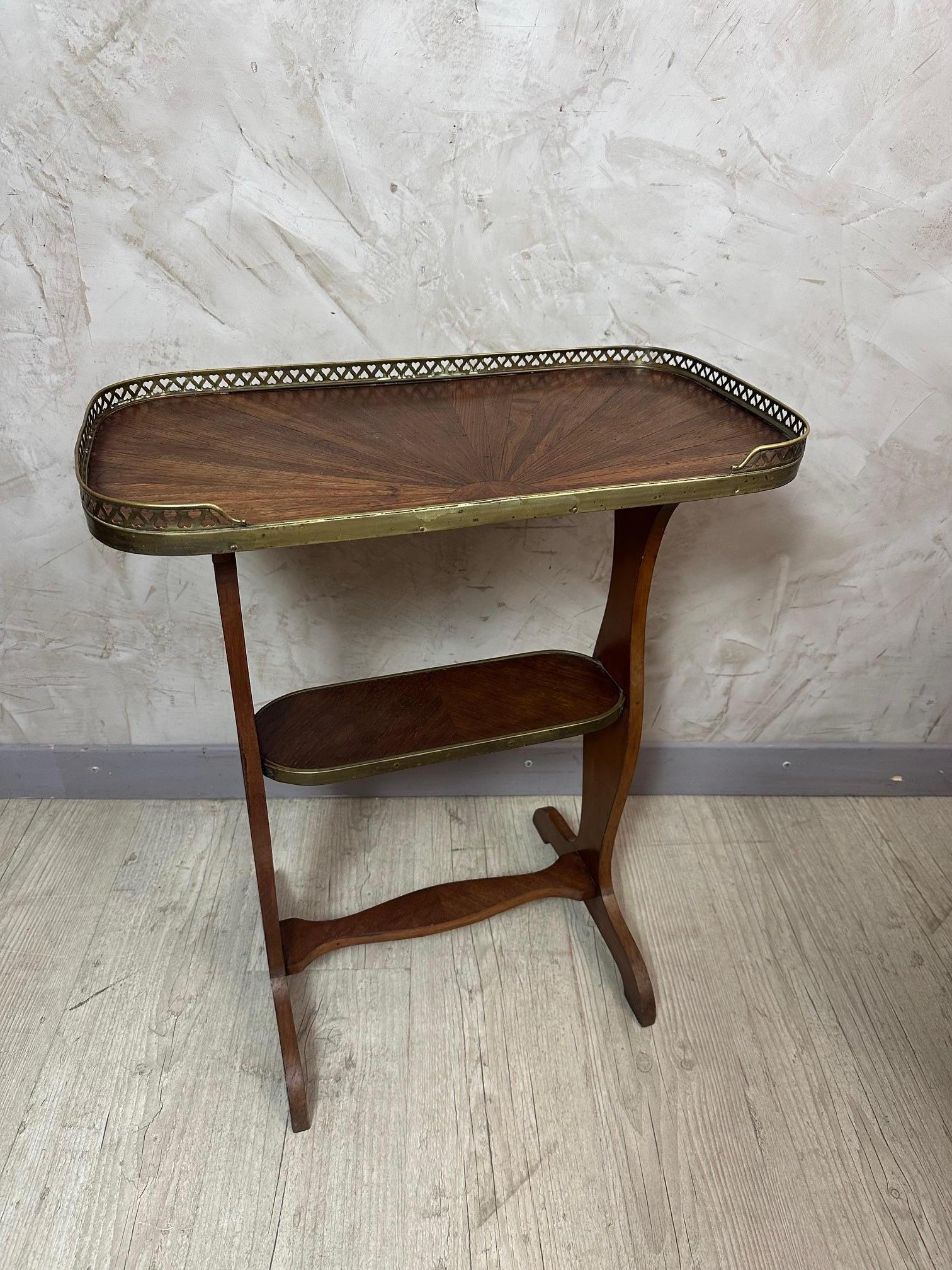 Mesa auxiliar francesa de nogal y latón de principios del siglo XX, 1900 Francés en venta