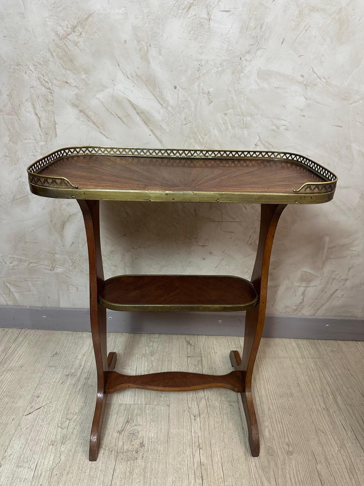 Mesa auxiliar francesa de nogal y latón de principios del siglo XX, 1900 en Bueno estado para la venta en LEGNY, FR