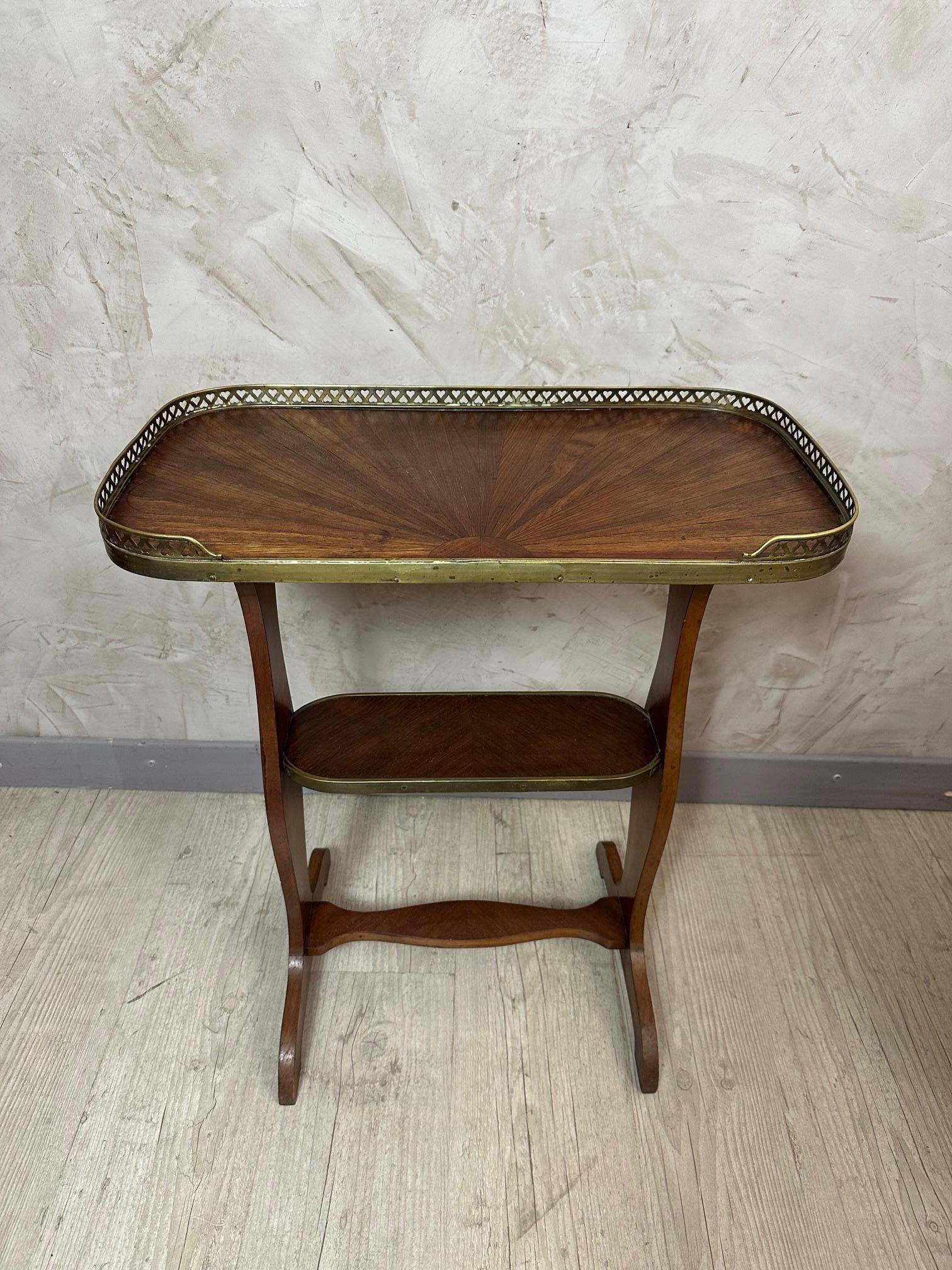 Mesa auxiliar francesa de nogal y latón de principios del siglo XX, 1900 Latón en venta