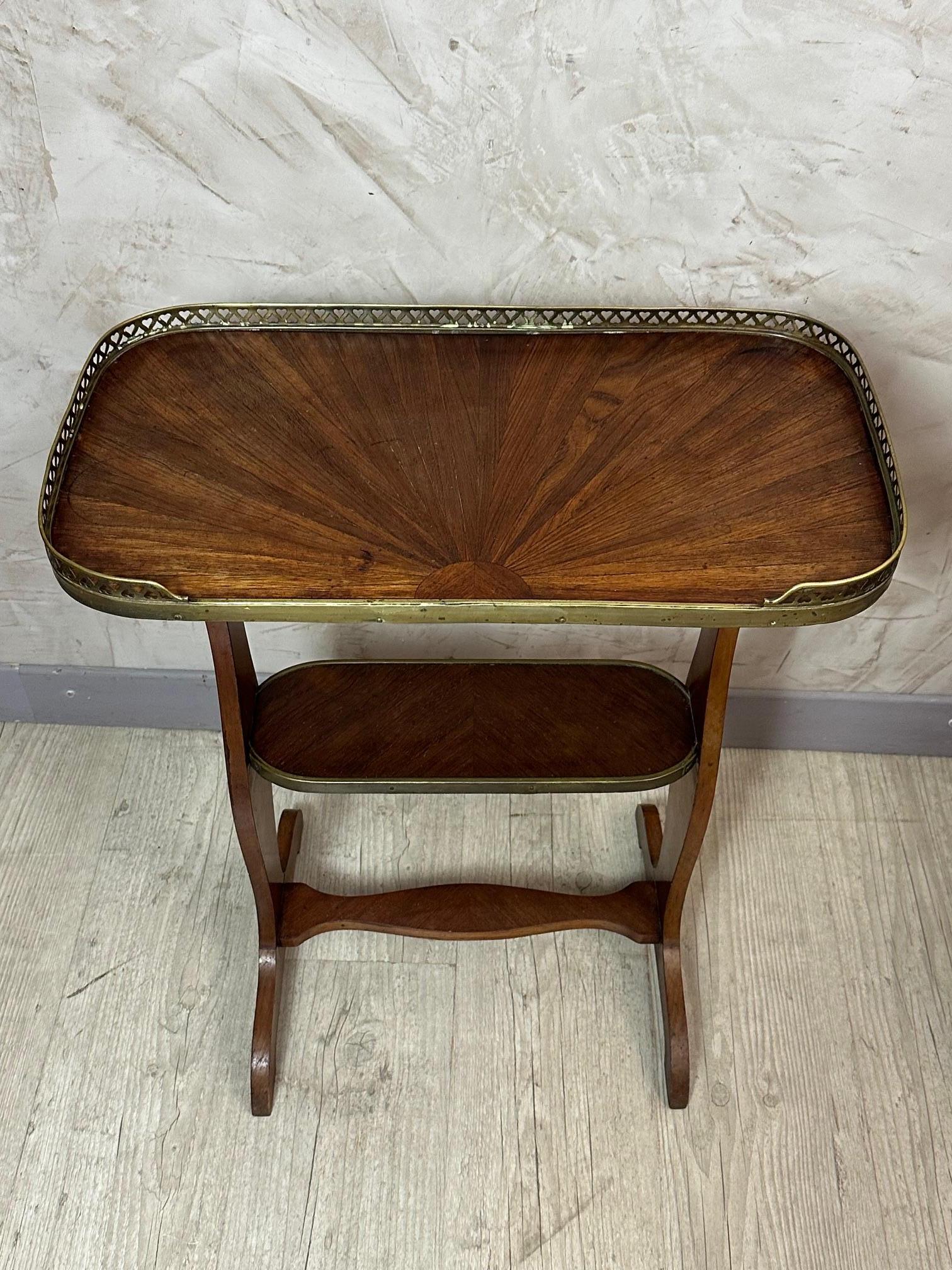 Mesa auxiliar francesa de nogal y latón de principios del siglo XX, 1900 en venta 1