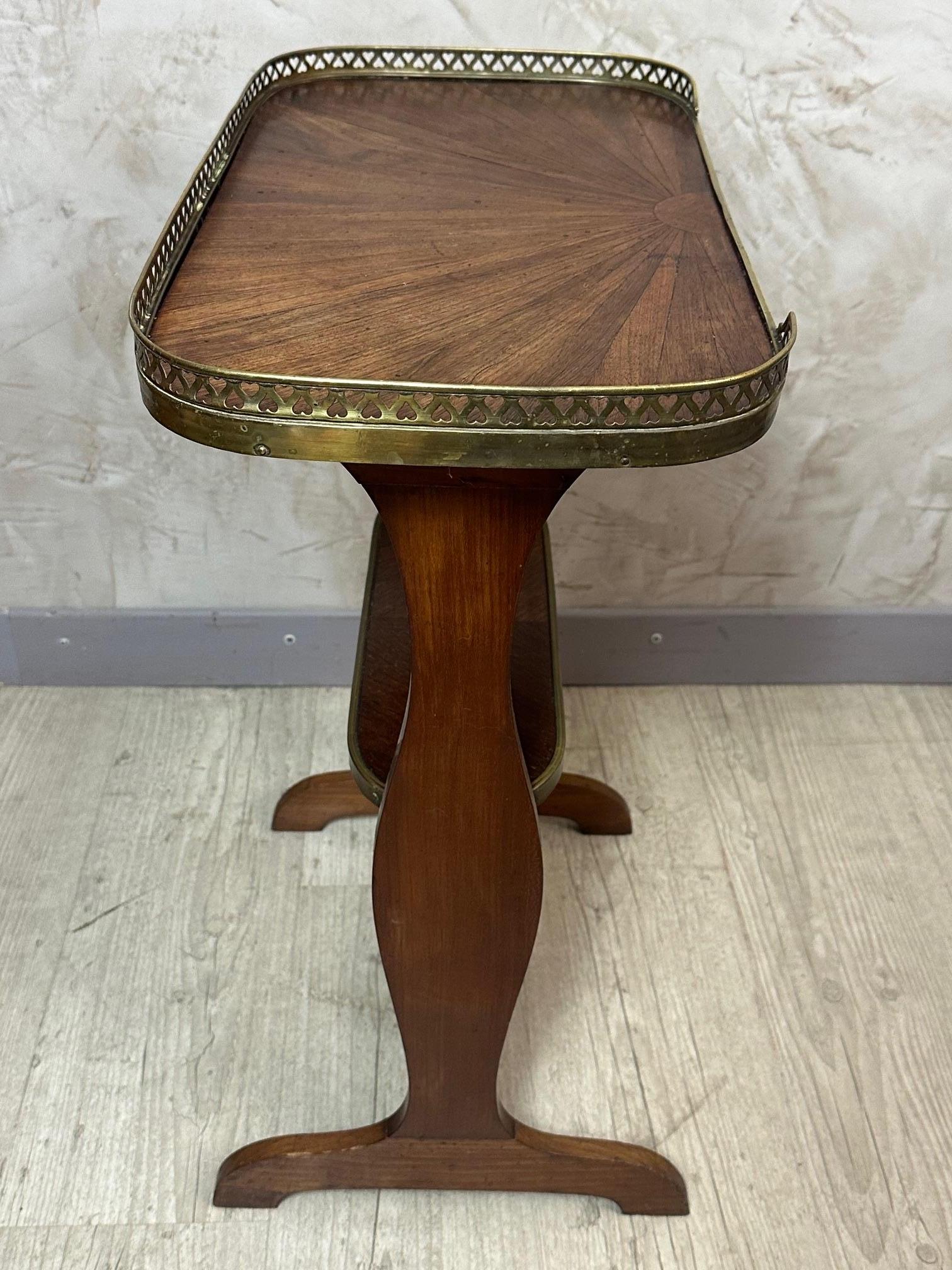 Mesa auxiliar francesa de nogal y latón de principios del siglo XX, 1900 en venta 2