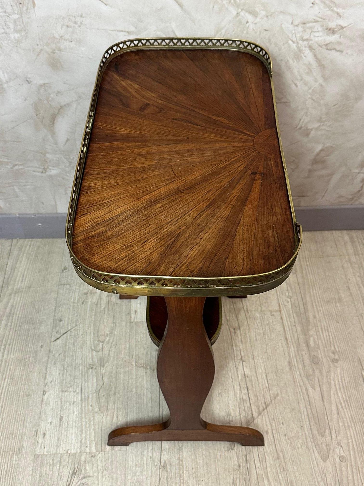 Mesa auxiliar francesa de nogal y latón de principios del siglo XX, 1900 en venta 3