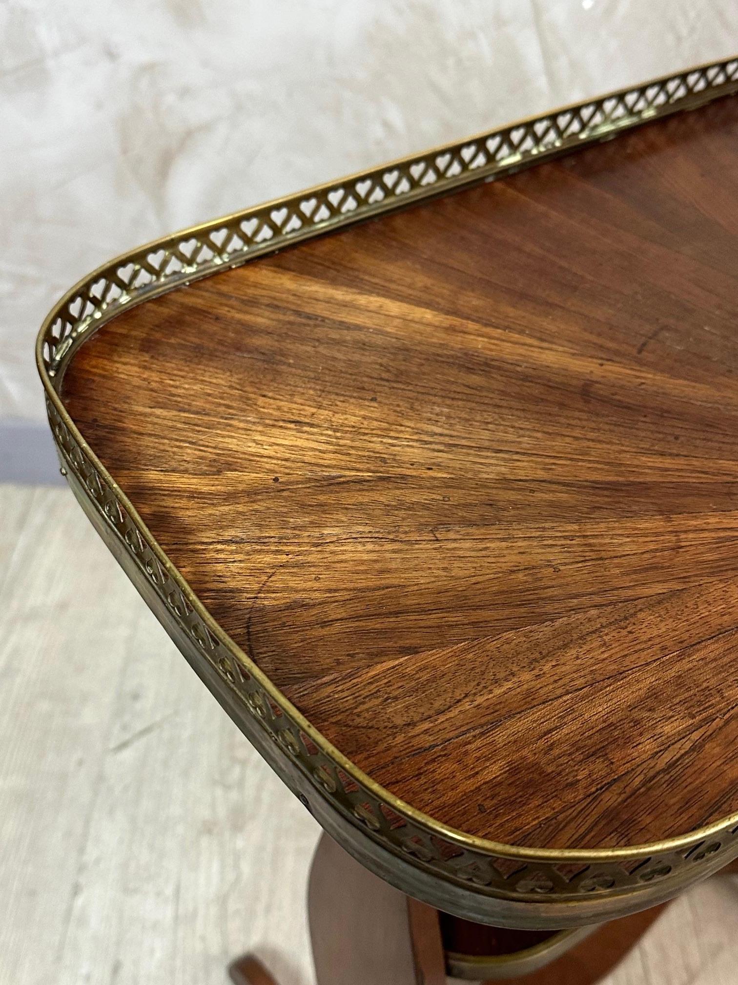 Mesa auxiliar francesa de nogal y latón de principios del siglo XX, 1900 en venta 4