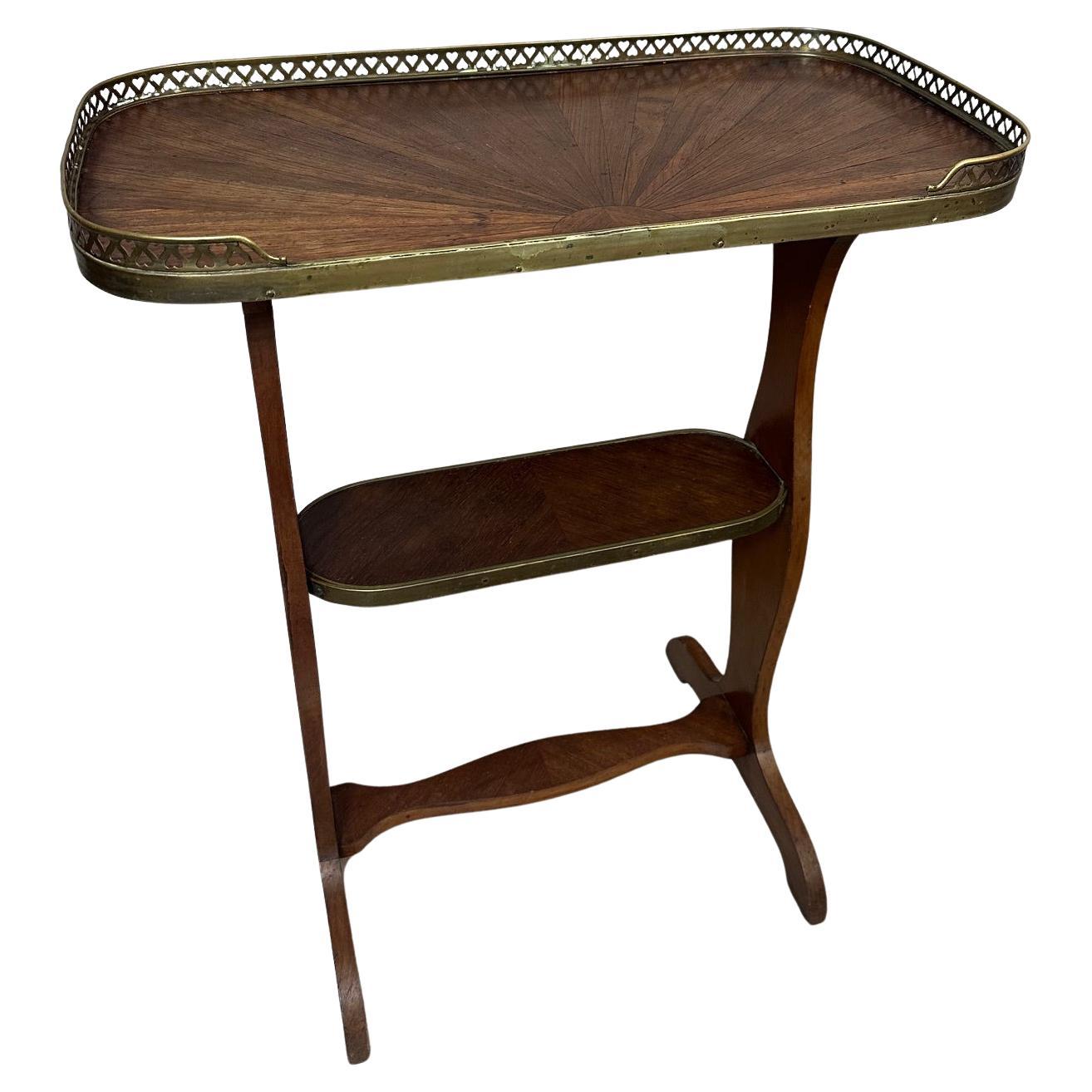 Mesa auxiliar francesa de nogal y latón de principios del siglo XX, 1900 en venta