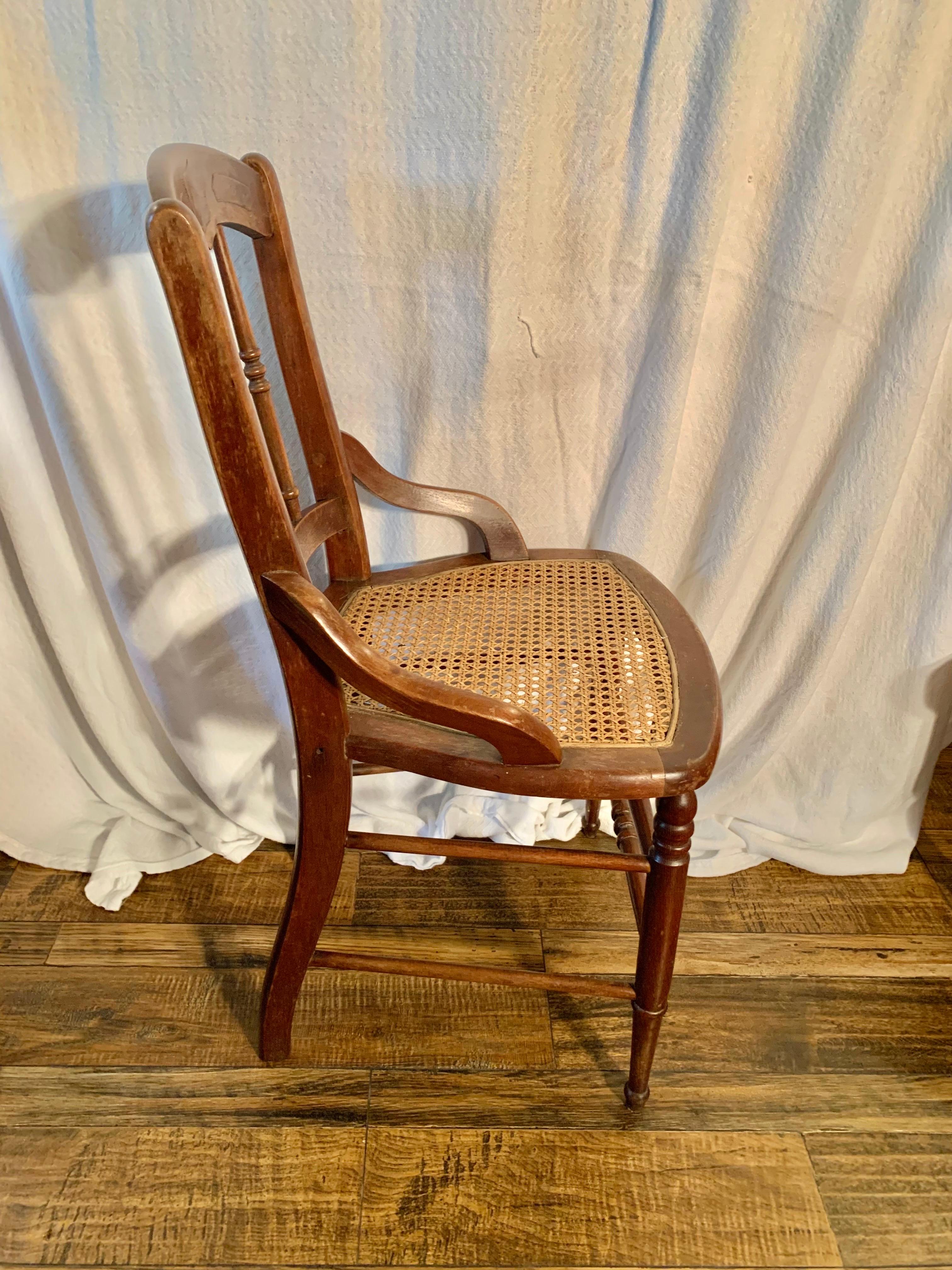 Chaise française du début du 20e siècle en noyer et à assise cannée en vente 3
