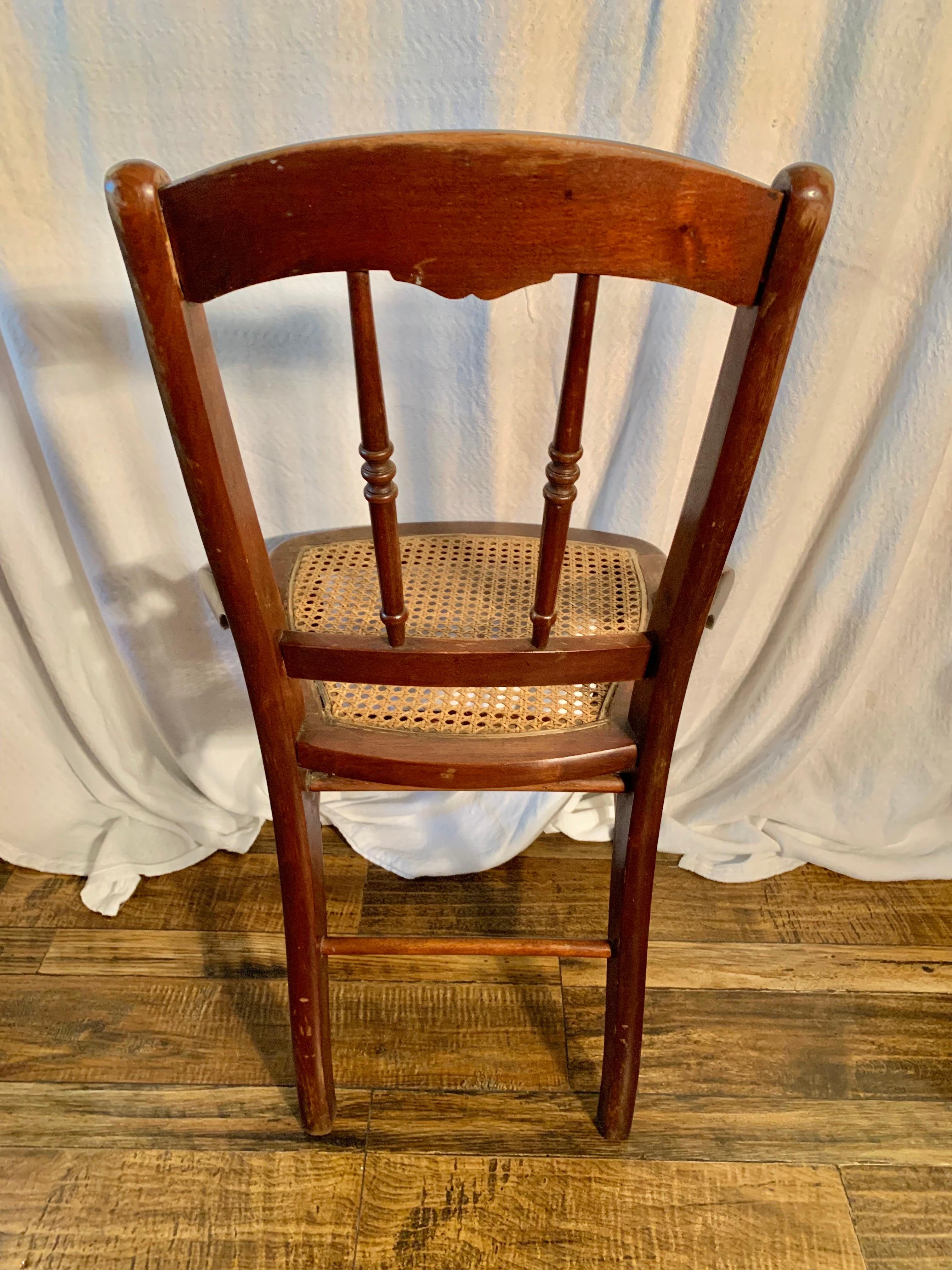 Chaise française du début du 20e siècle en noyer et à assise cannée en vente 4