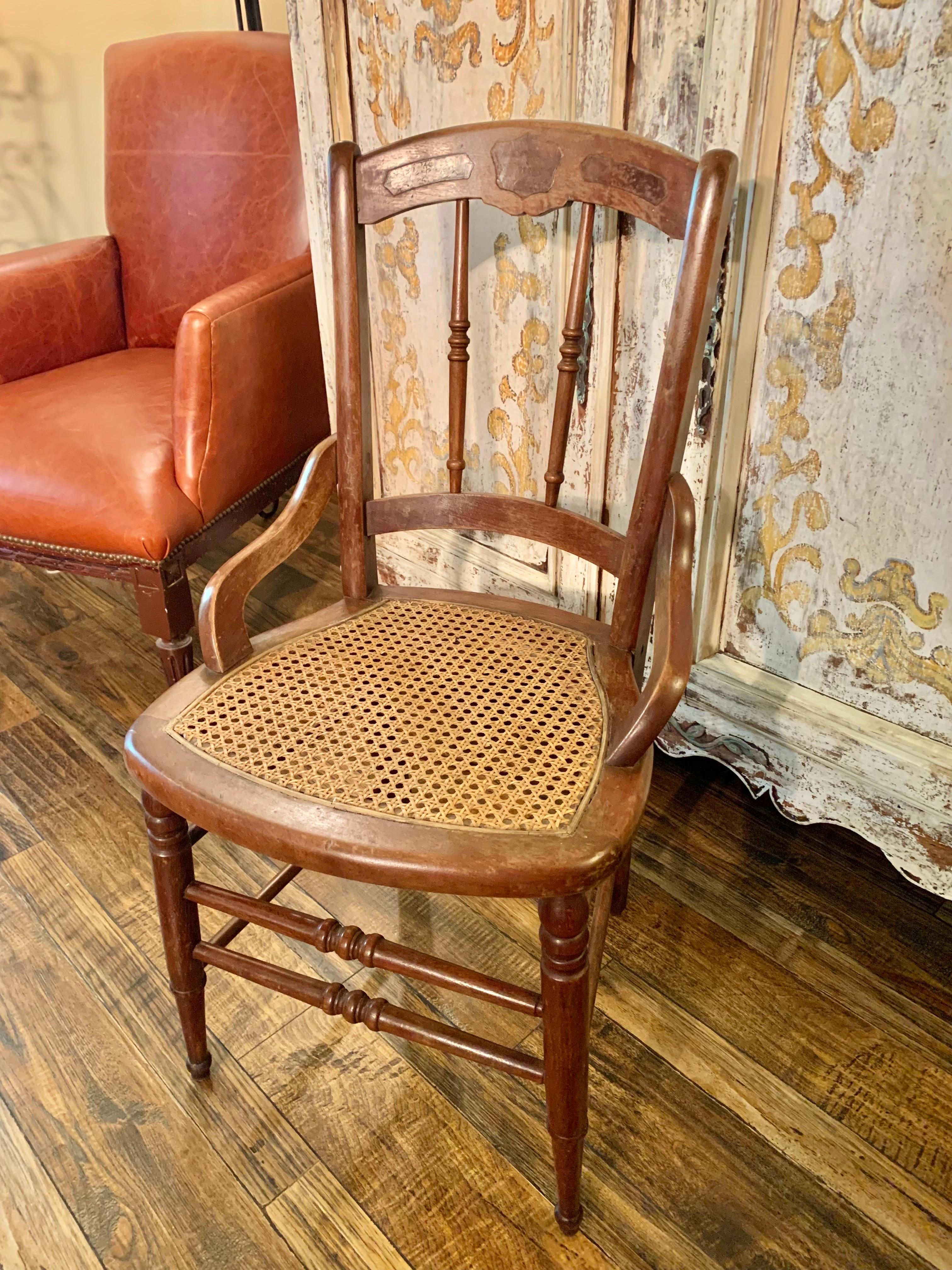 Chaise française du début du 20e siècle en noyer et à assise cannée en vente 5