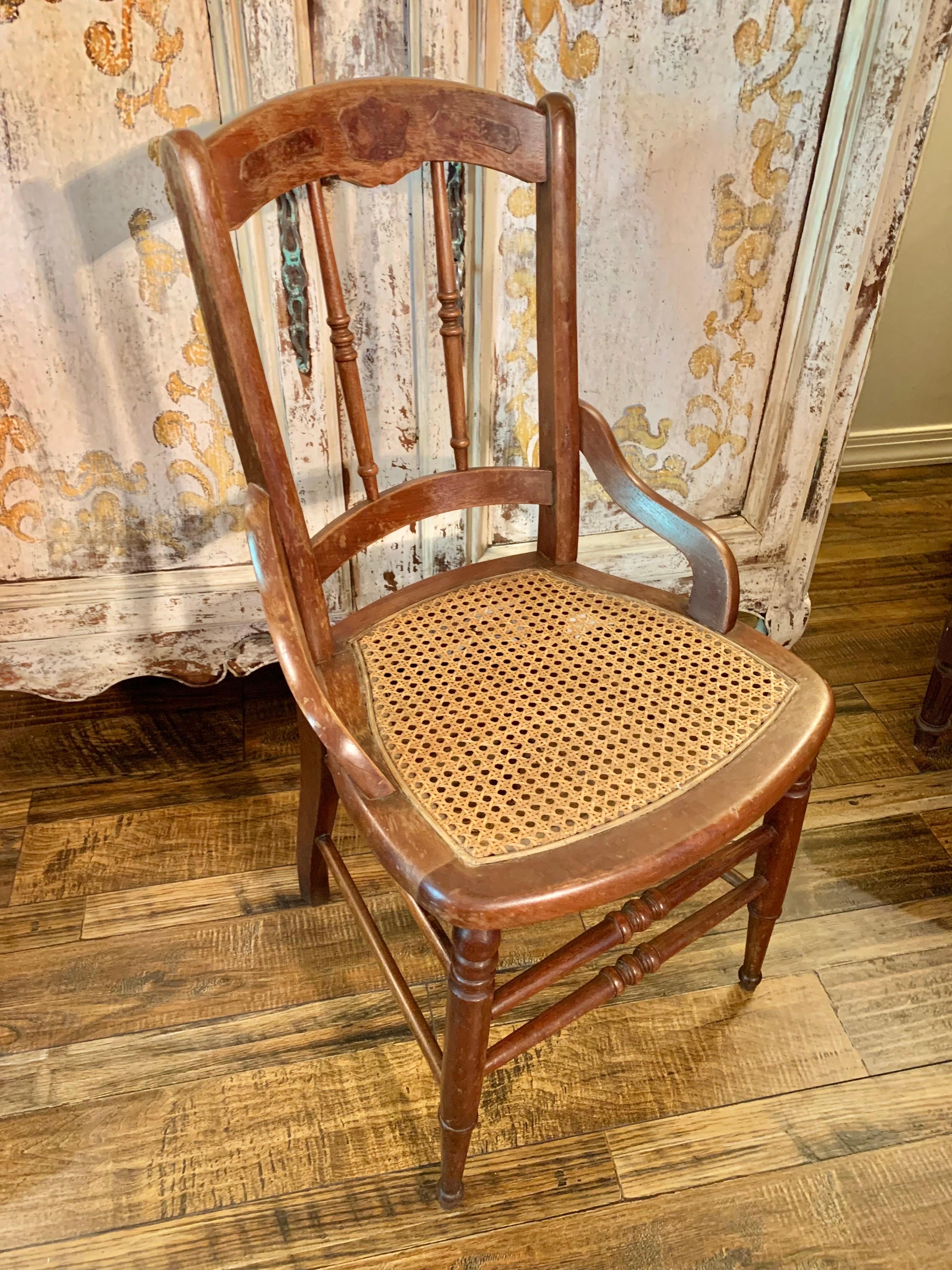 Chaise française du début du 20e siècle en noyer et à assise cannée en vente 6