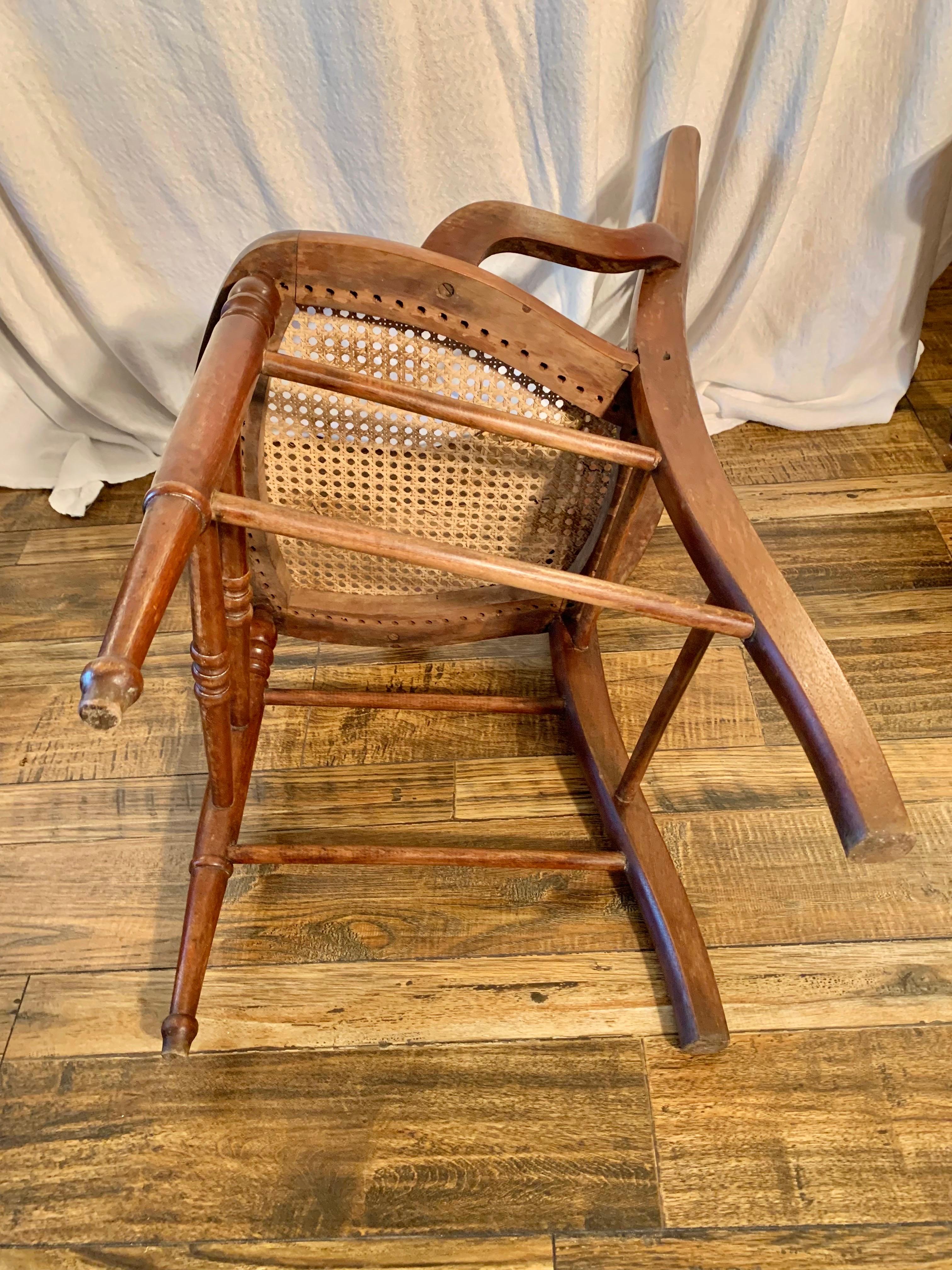 Chaise française du début du 20e siècle en noyer et à assise cannée en vente 7