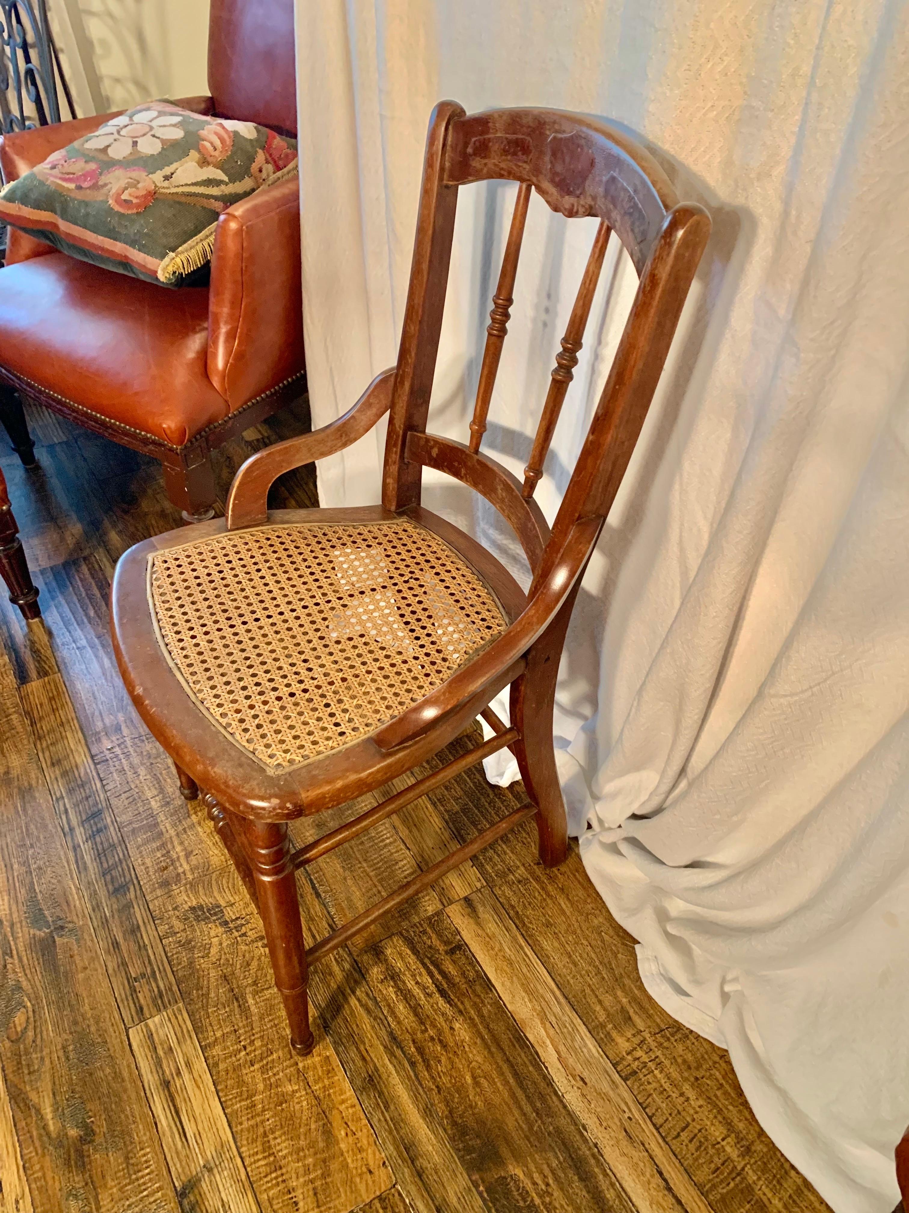 Français Chaise française du début du 20e siècle en noyer et à assise cannée en vente