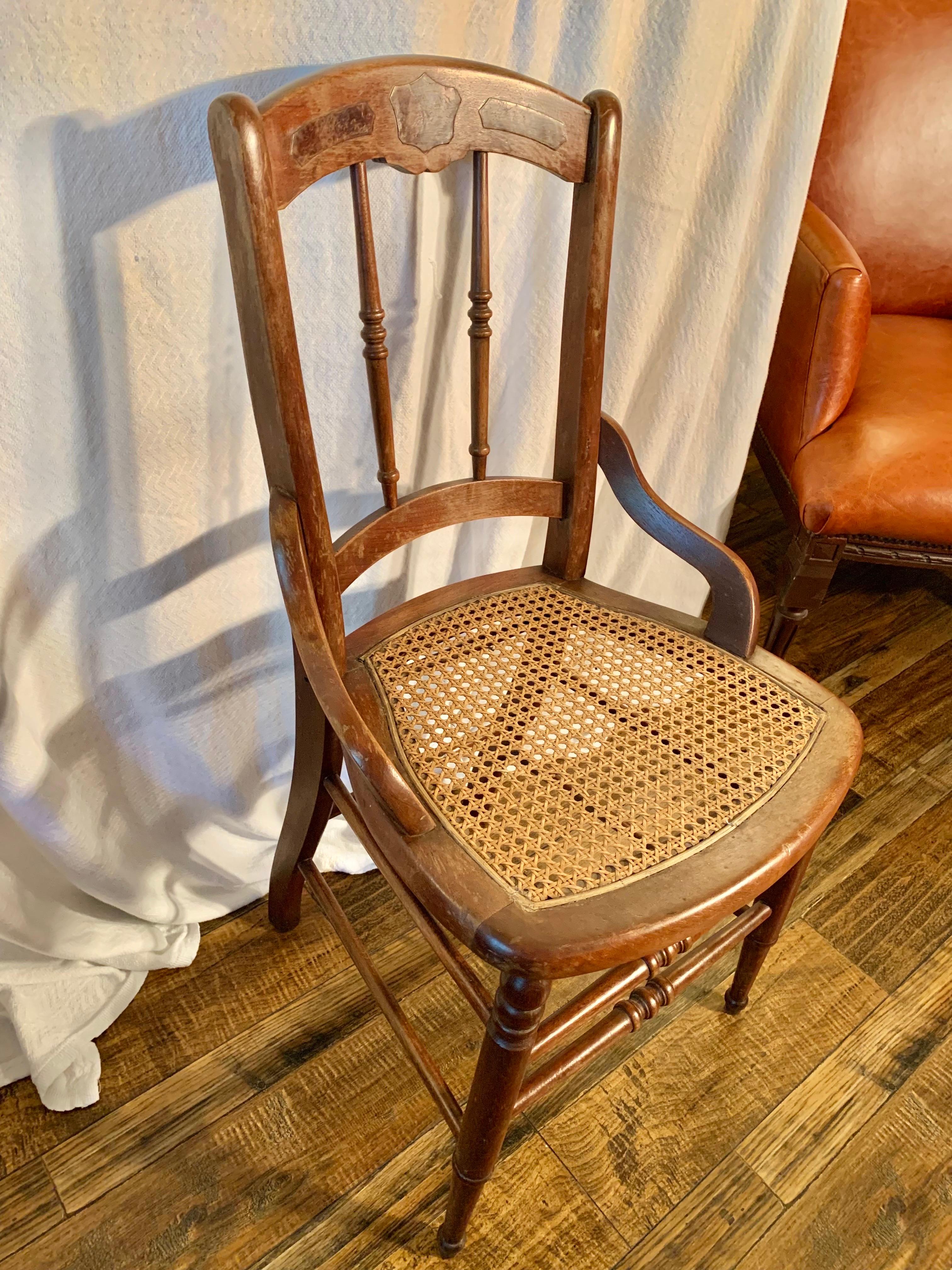 Fait main Chaise française du début du 20e siècle en noyer et à assise cannée en vente