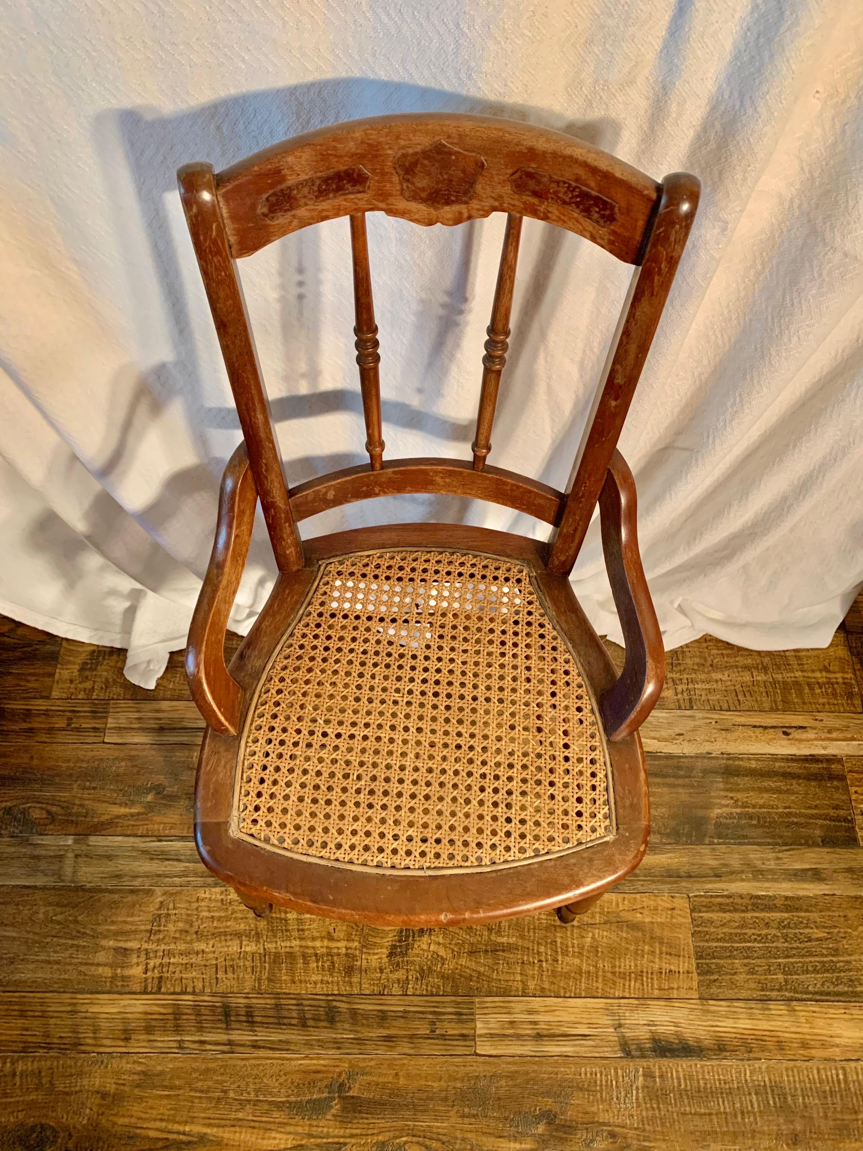Chaise française du début du 20e siècle en noyer et à assise cannée Bon état - En vente à Burton, TX