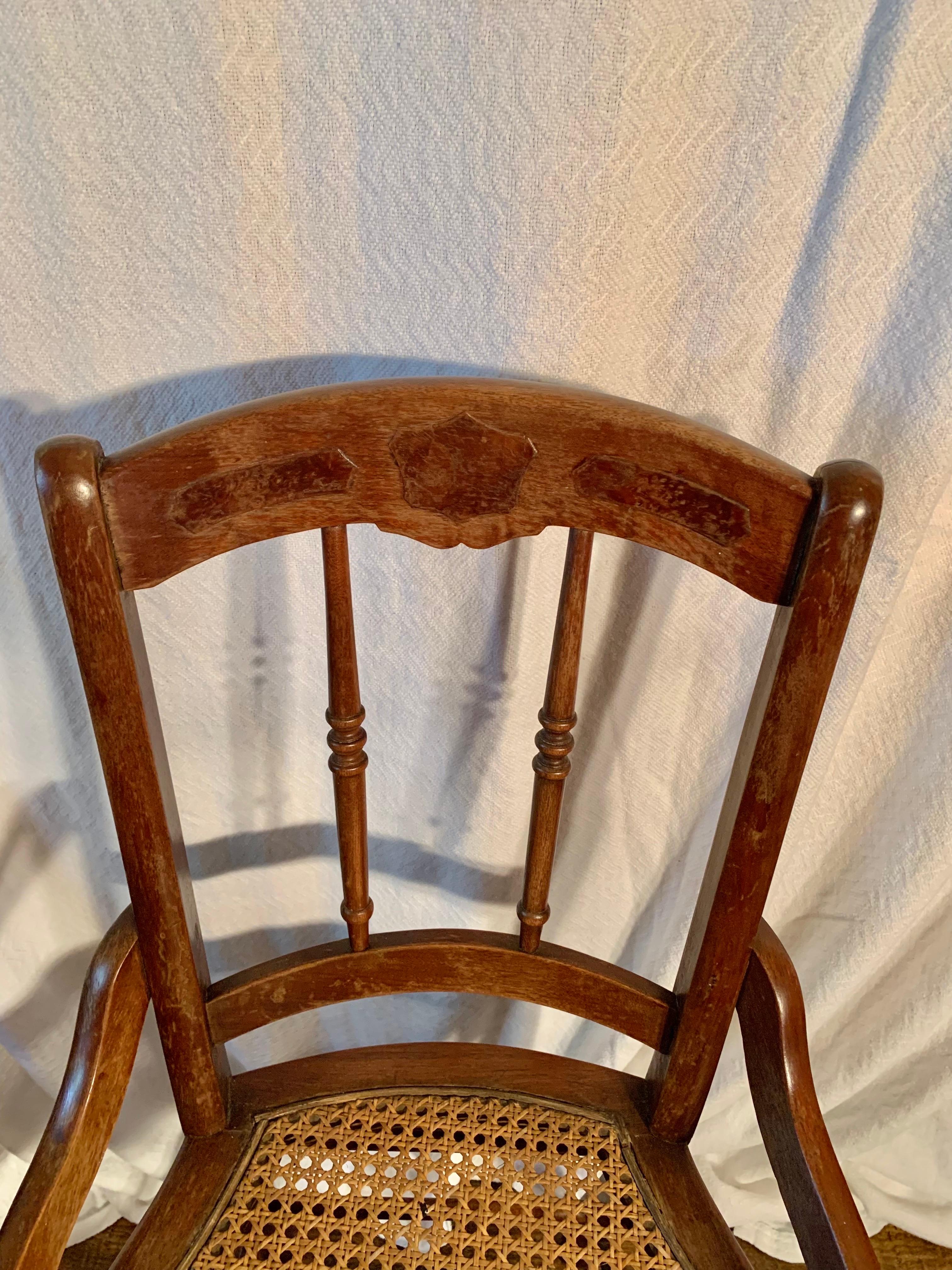20ième siècle Chaise française du début du 20e siècle en noyer et à assise cannée en vente