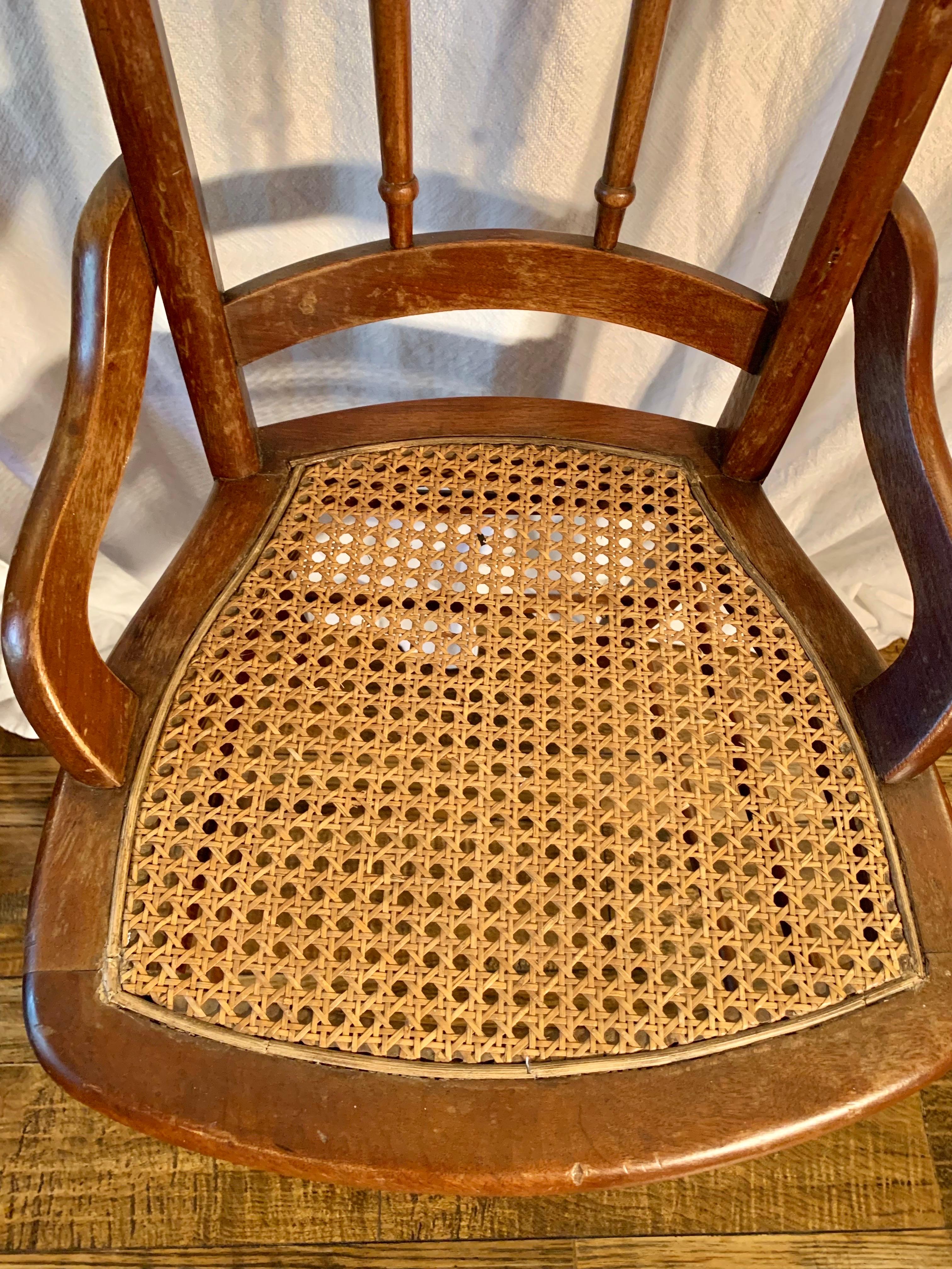 Canne Chaise française du début du 20e siècle en noyer et à assise cannée en vente