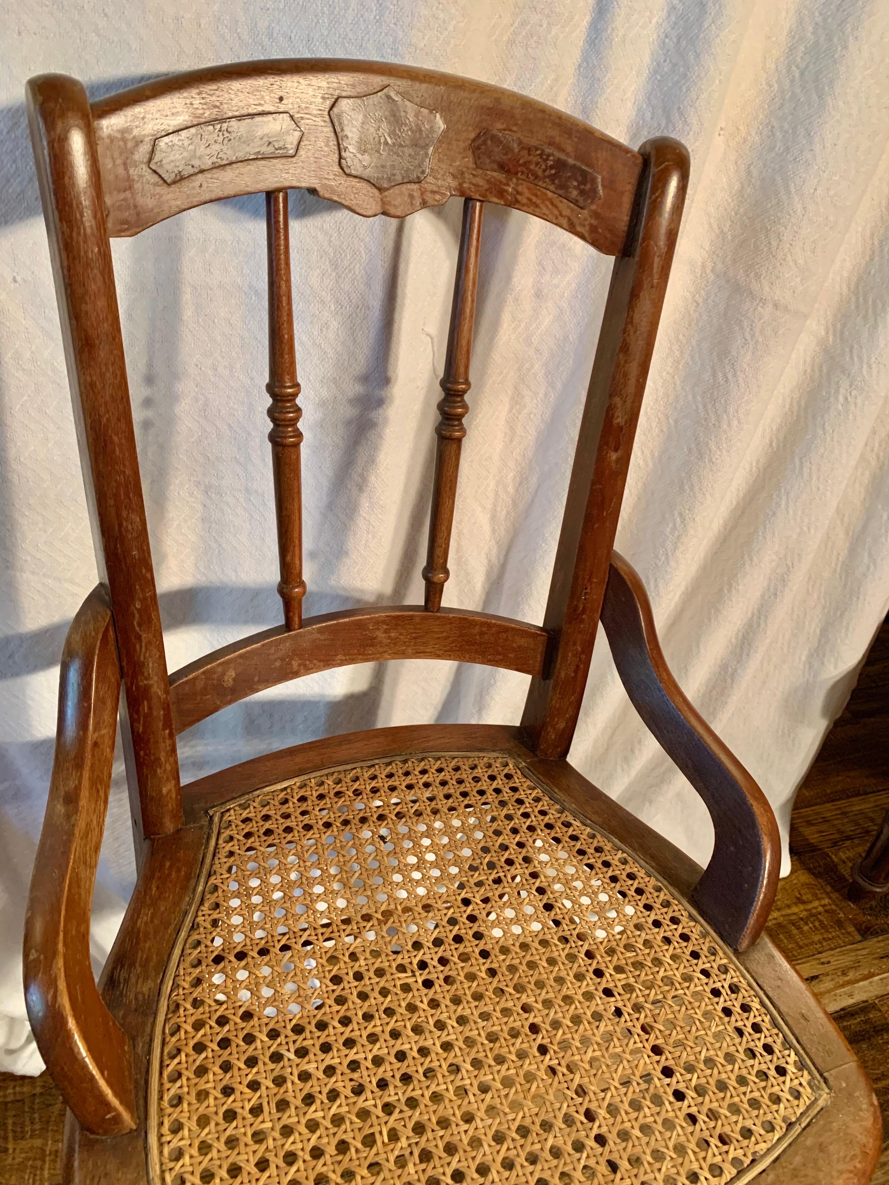 Chaise française du début du 20e siècle en noyer et à assise cannée en vente 1