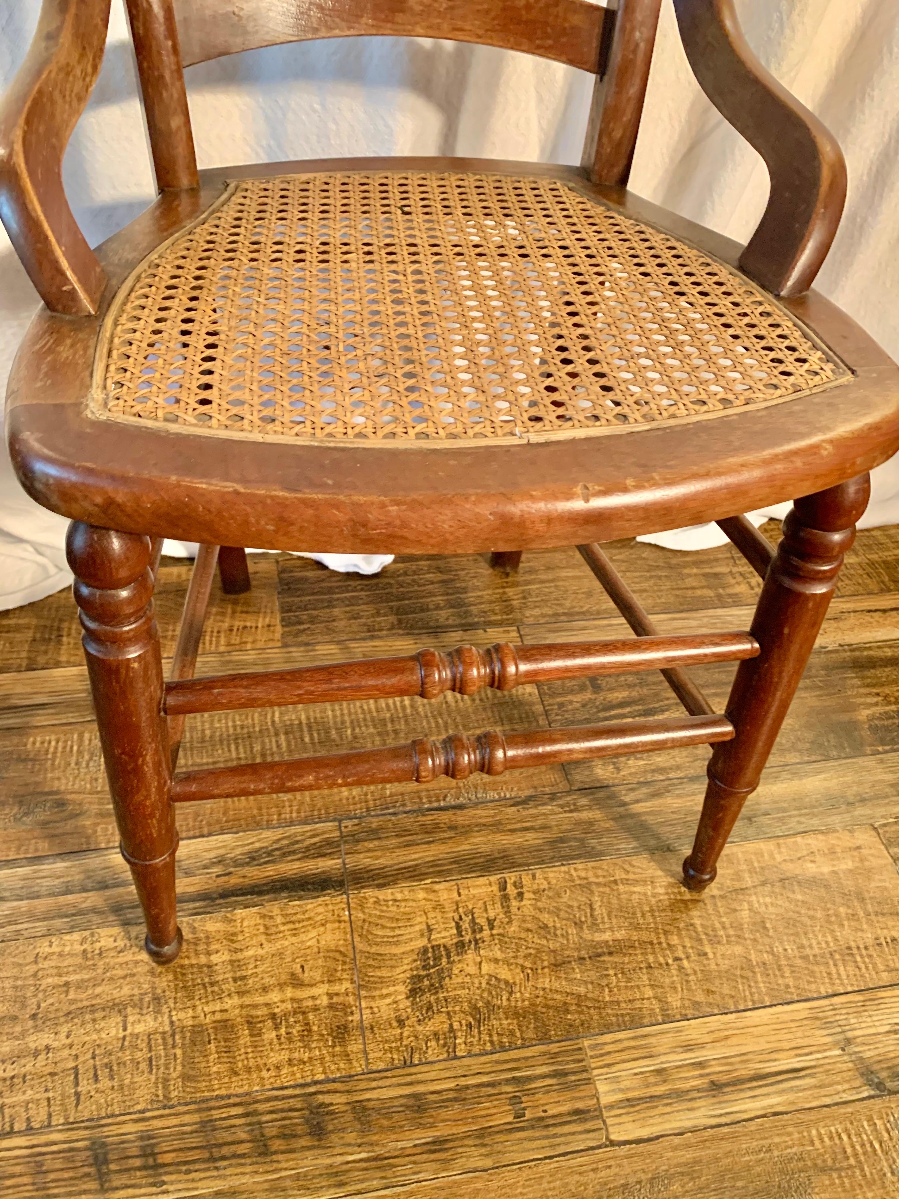 Chaise française du début du 20e siècle en noyer et à assise cannée en vente 2