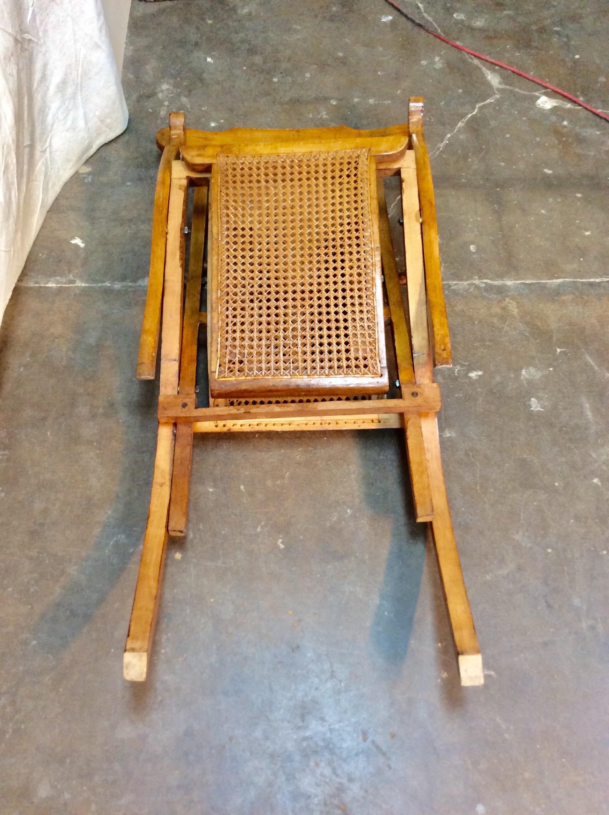 Early 20th Century French Walnut and Cane Steamer Chair For Sale 5