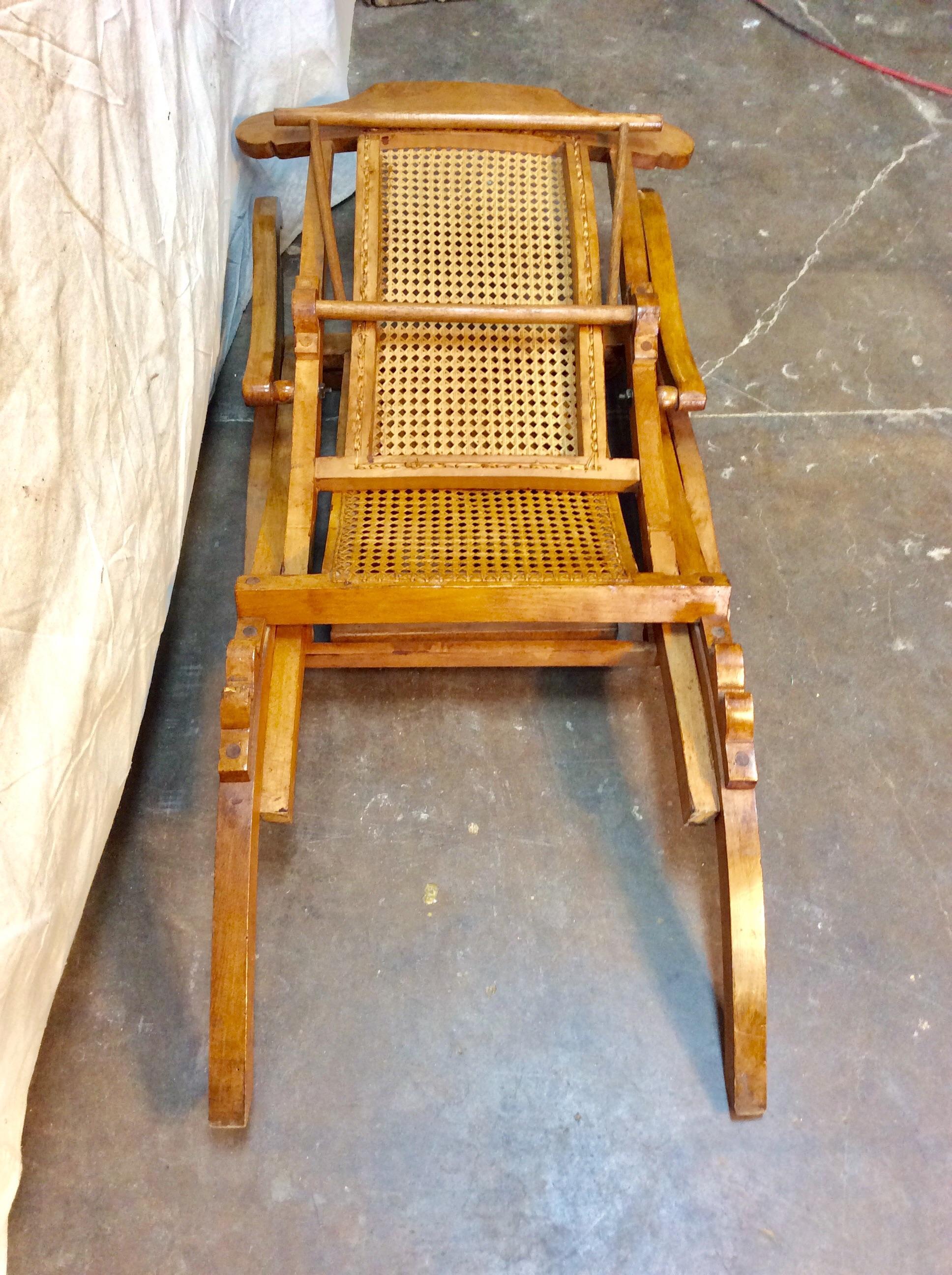 Early 20th Century French Walnut and Cane Steamer Chair For Sale 6