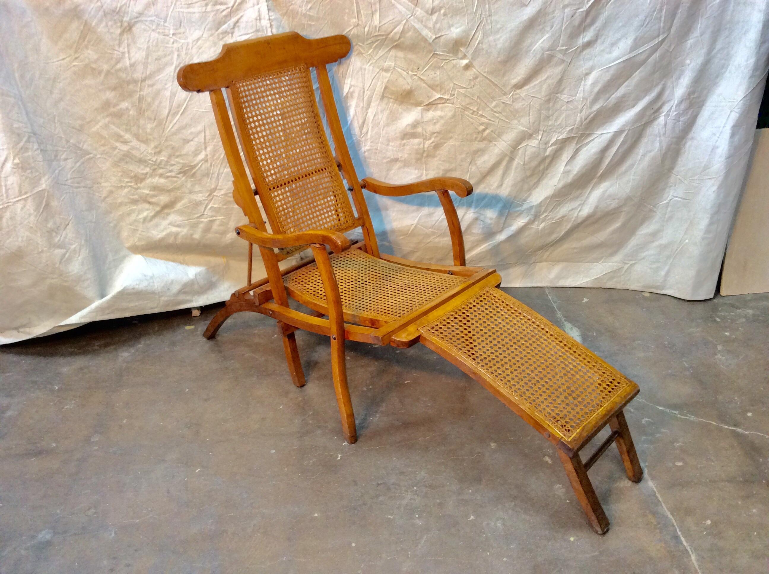 Early 20th Century French Walnut and Cane Steamer Chair For Sale 7
