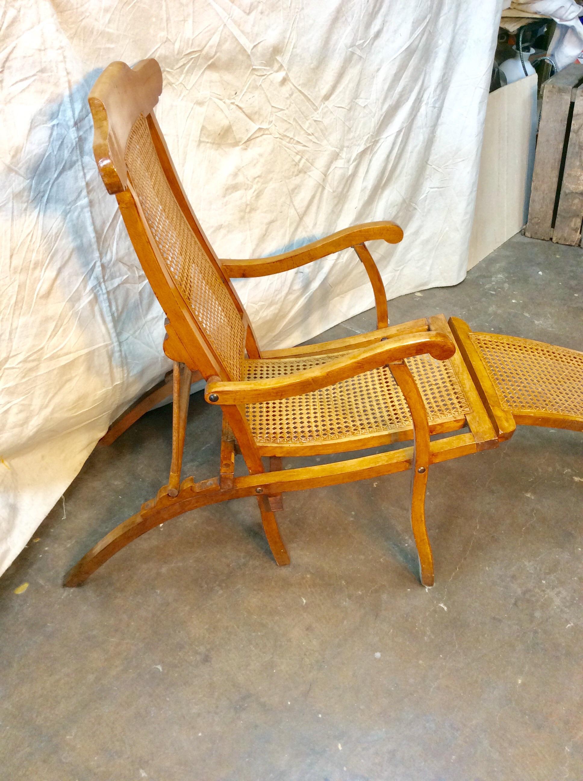 Early 20th Century French Walnut and Cane Steamer Chair In Good Condition For Sale In Burton, TX