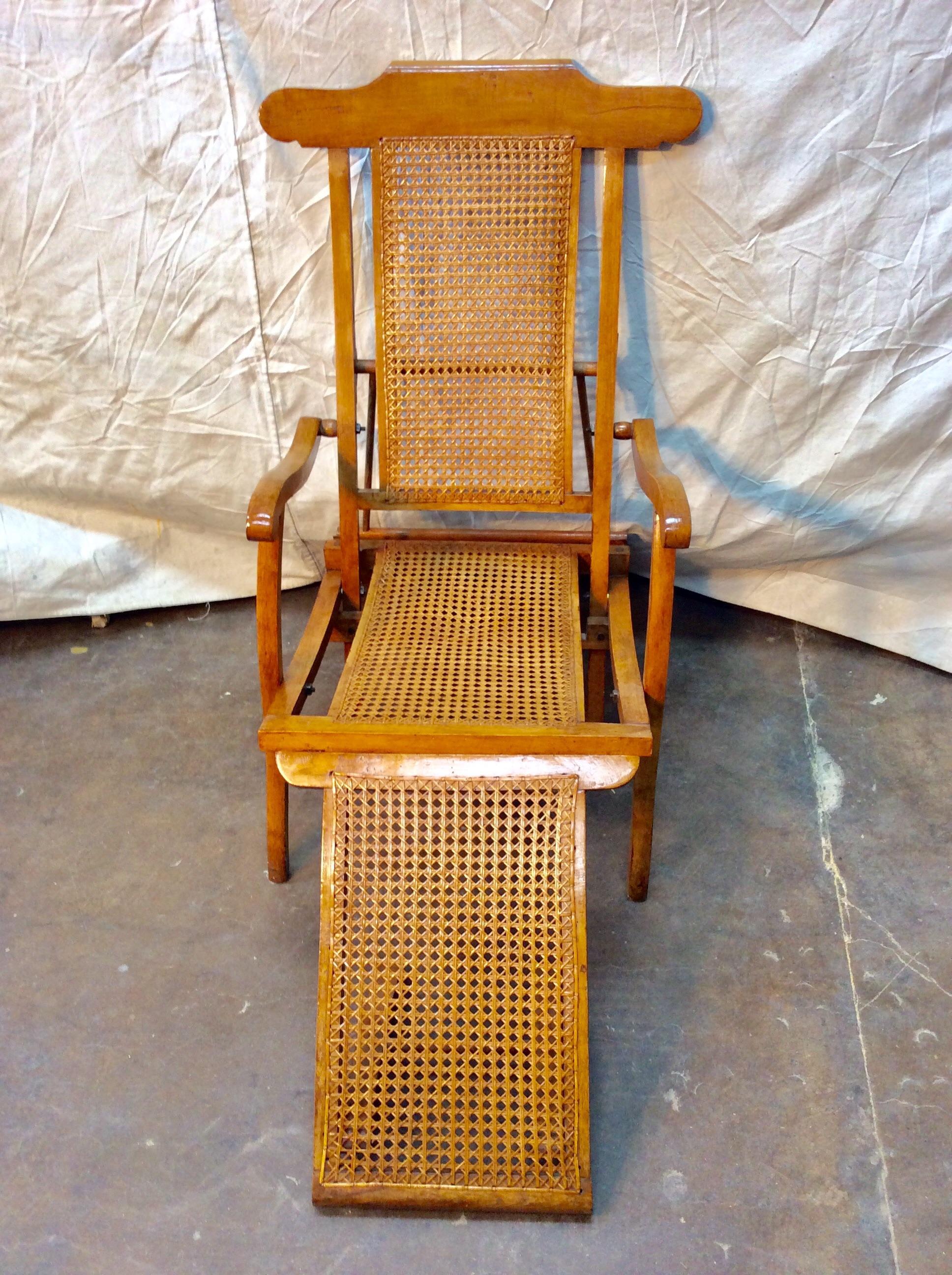 Early 20th Century French Walnut and Cane Steamer Chair For Sale 2