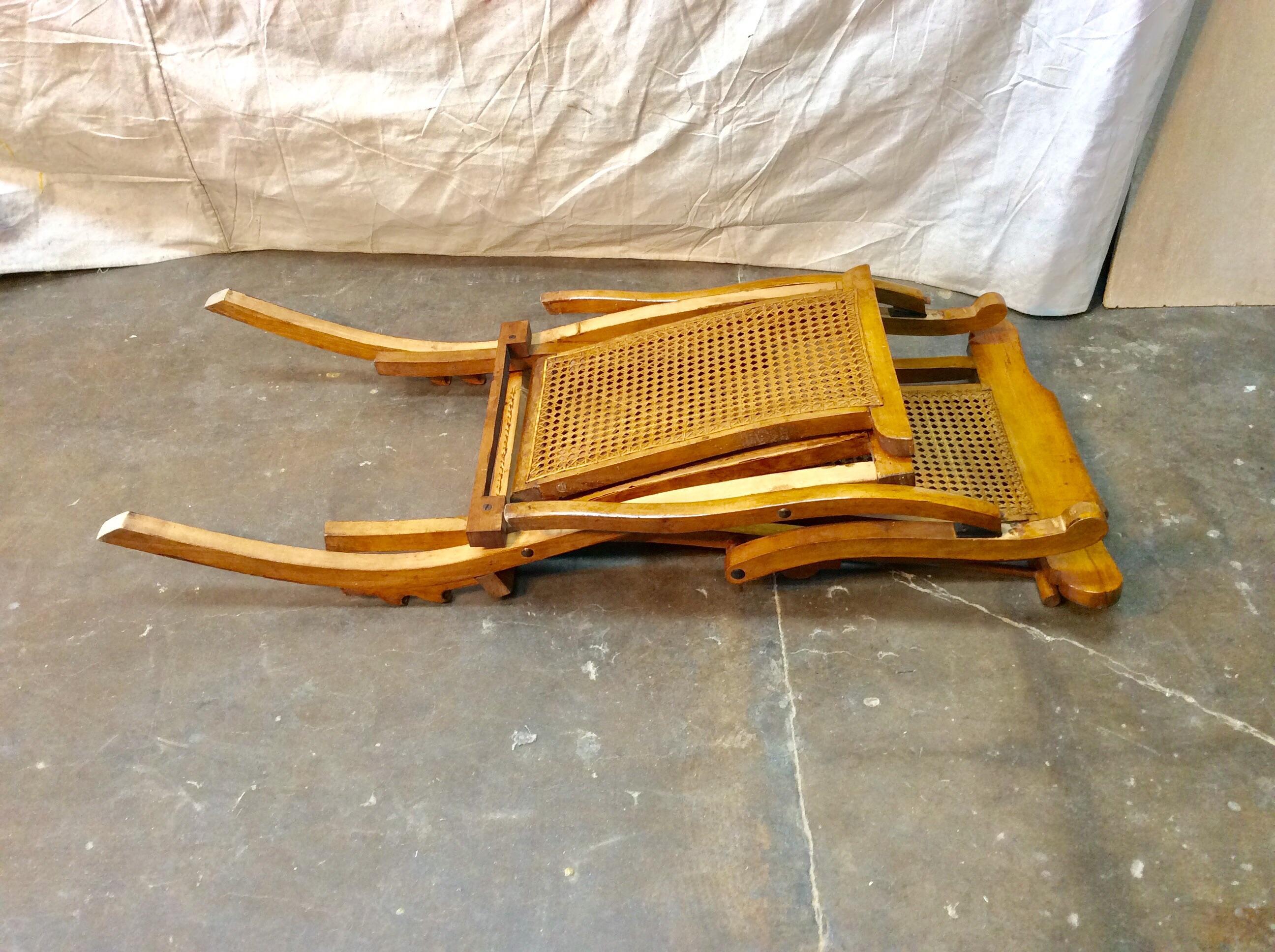 Early 20th Century French Walnut and Cane Steamer Chair 4