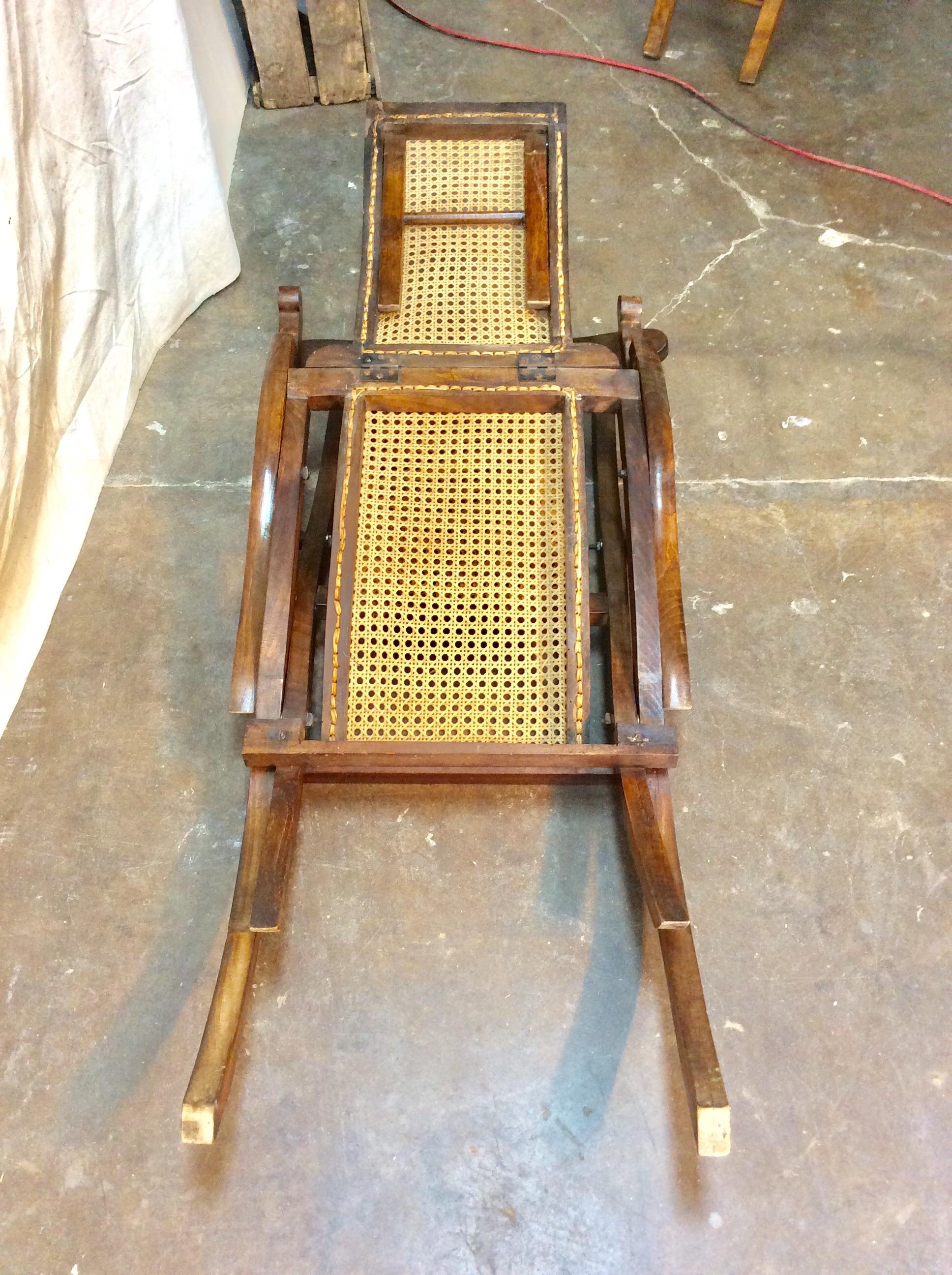 Early 20th Century French Walnut and Cane Steamer Deck Chair For Sale 6