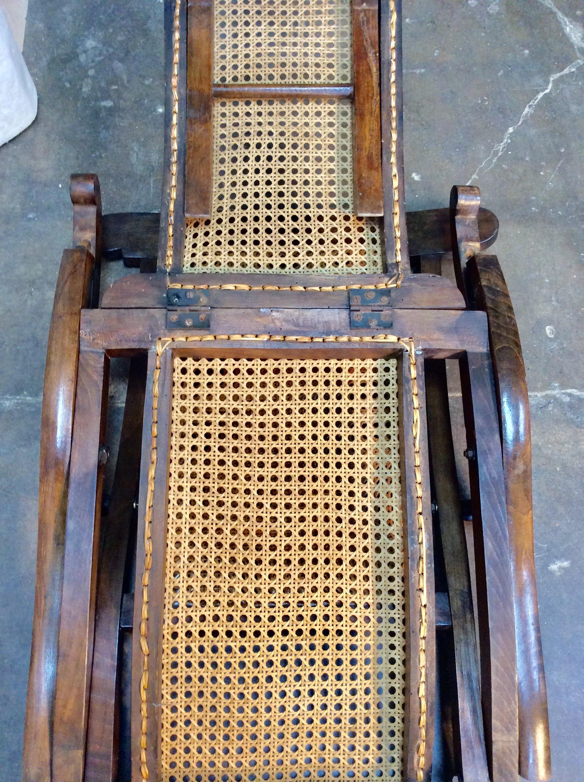 Early 20th Century French Walnut and Cane Steamer Deck Chair For Sale 7