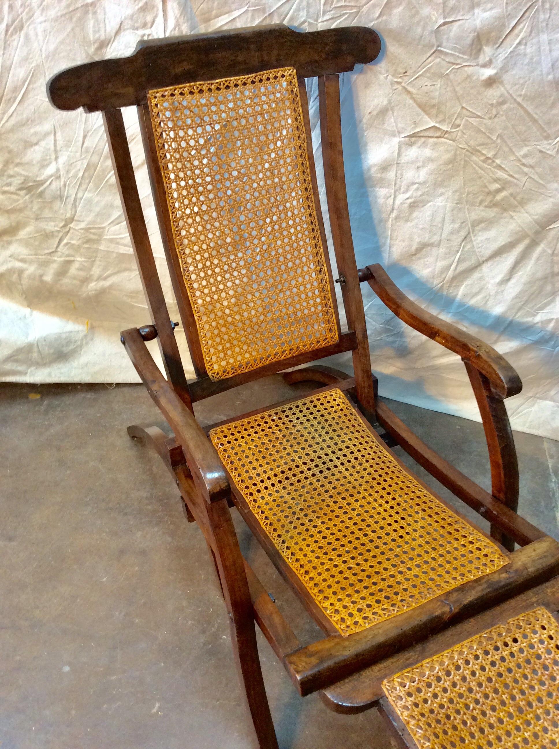 Early 20th Century French Walnut and Cane Steamer Deck Chair In Good Condition For Sale In Burton, TX