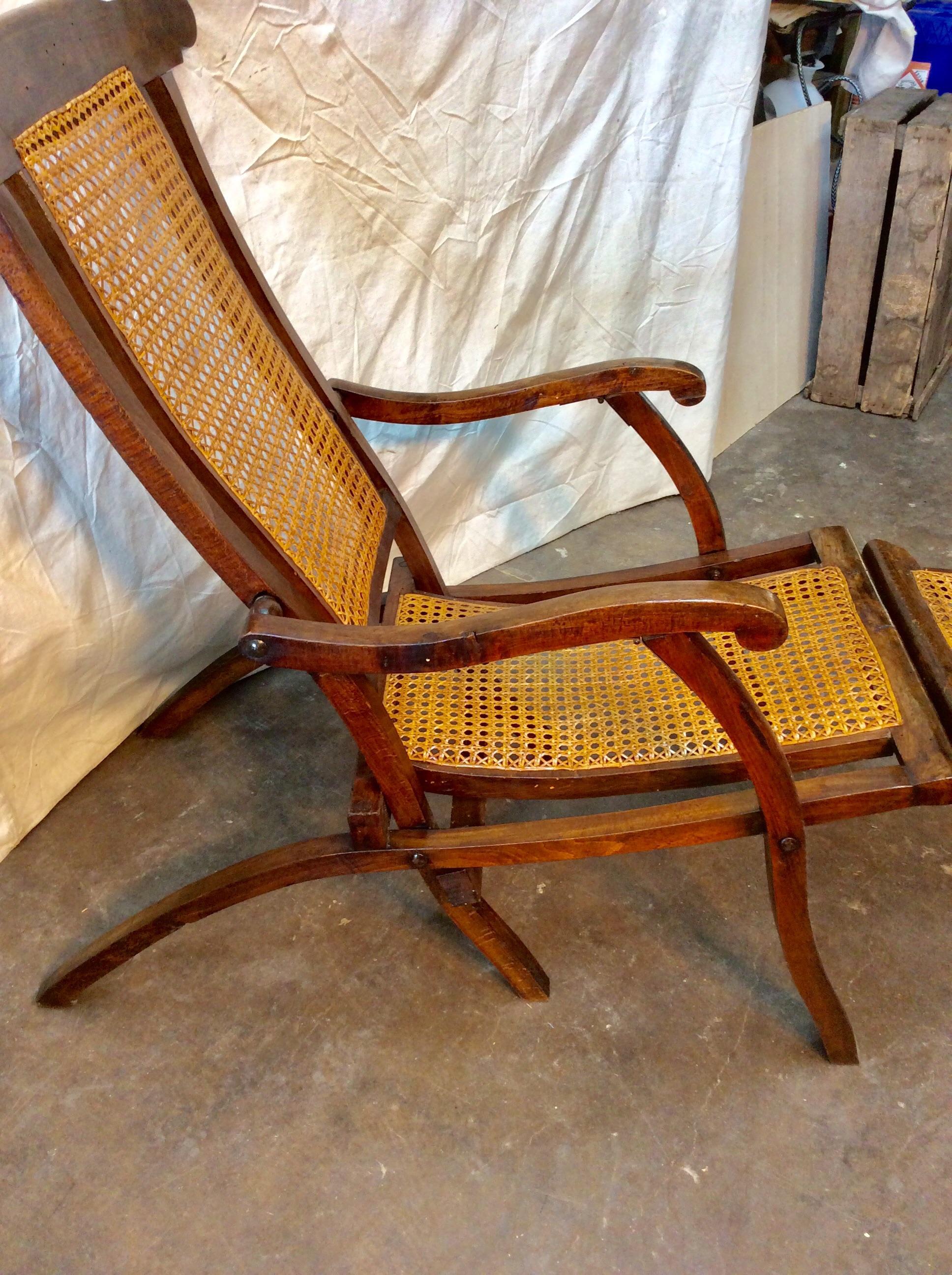 Early 20th Century French Walnut and Cane Steamer Deck Chair For Sale 1