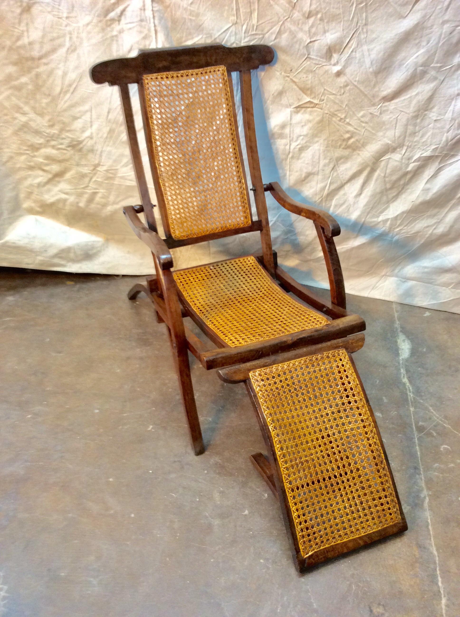 Early 20th Century French Walnut and Cane Steamer Deck Chair For Sale 3