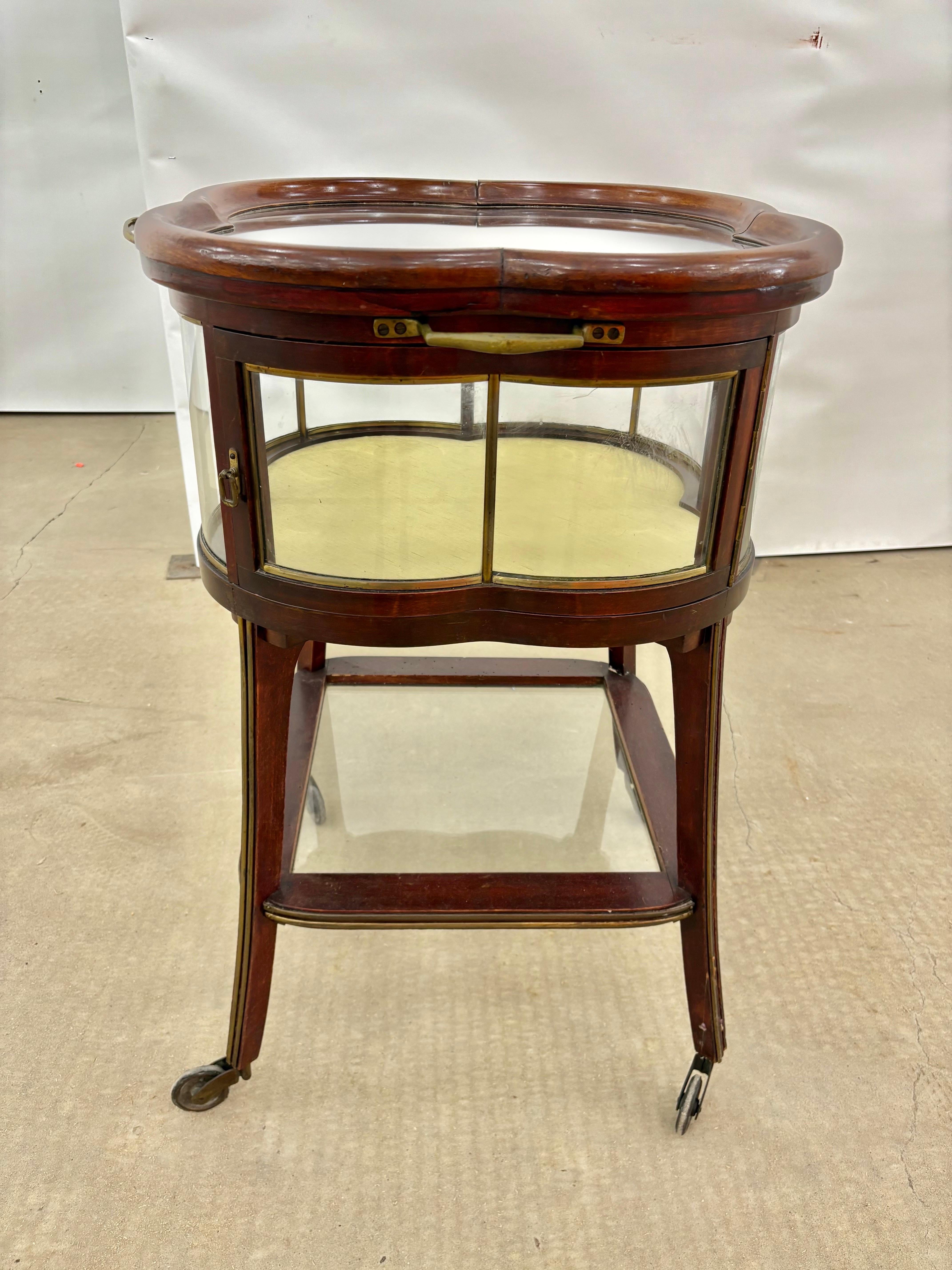 Trouvé dans le sud de la France, ce chariot de service ou chariot de bar de style Art nouveau du début du XXe siècle a été fabriqué en noyer au début des années 1900. La pièce présente un cadre en noyer avec des incrustations en laiton, une porte