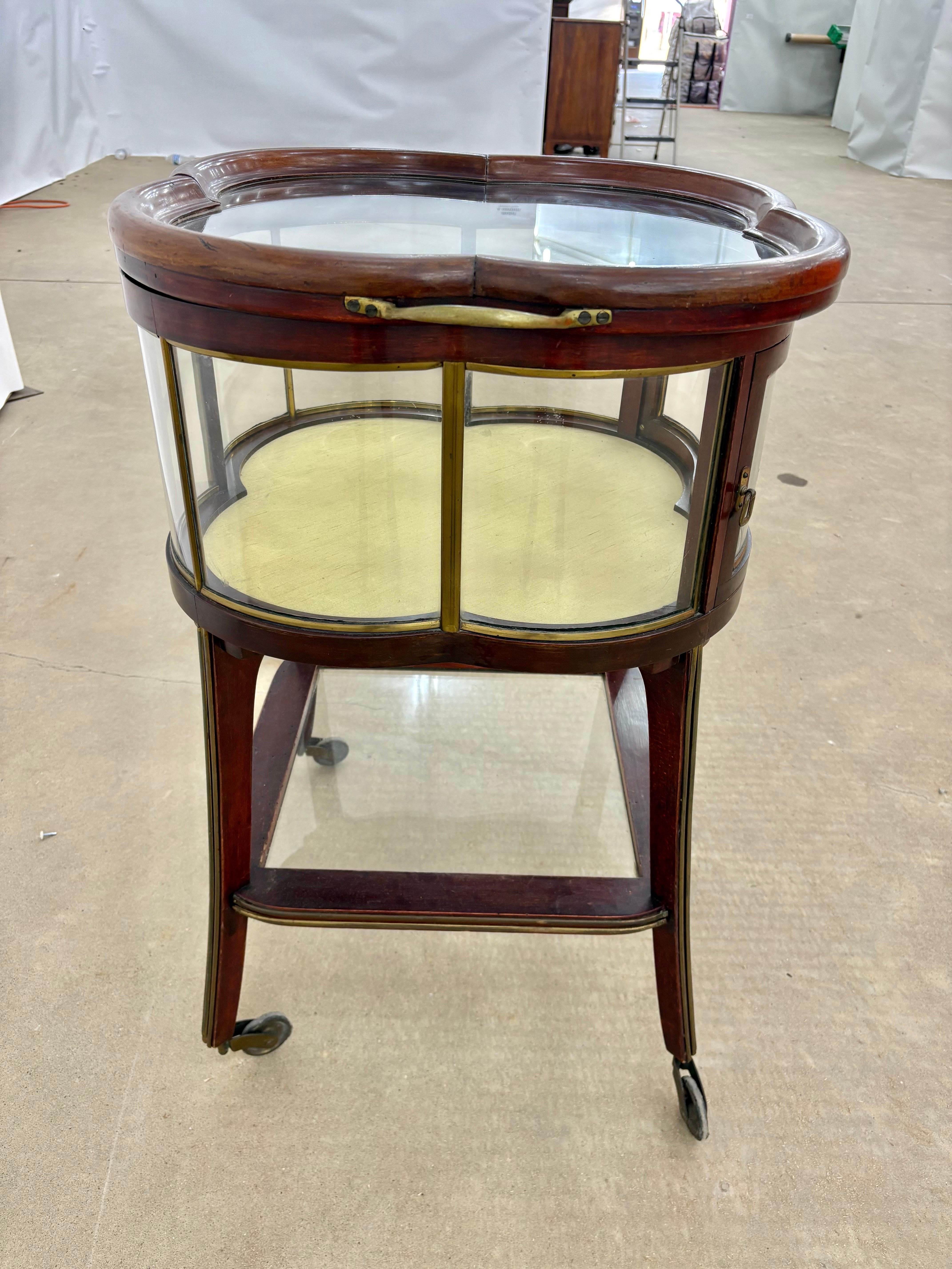 Français Chariot de service ou chariot de bar en noyer français du début du 20e siècle de style Art nouveau en vente