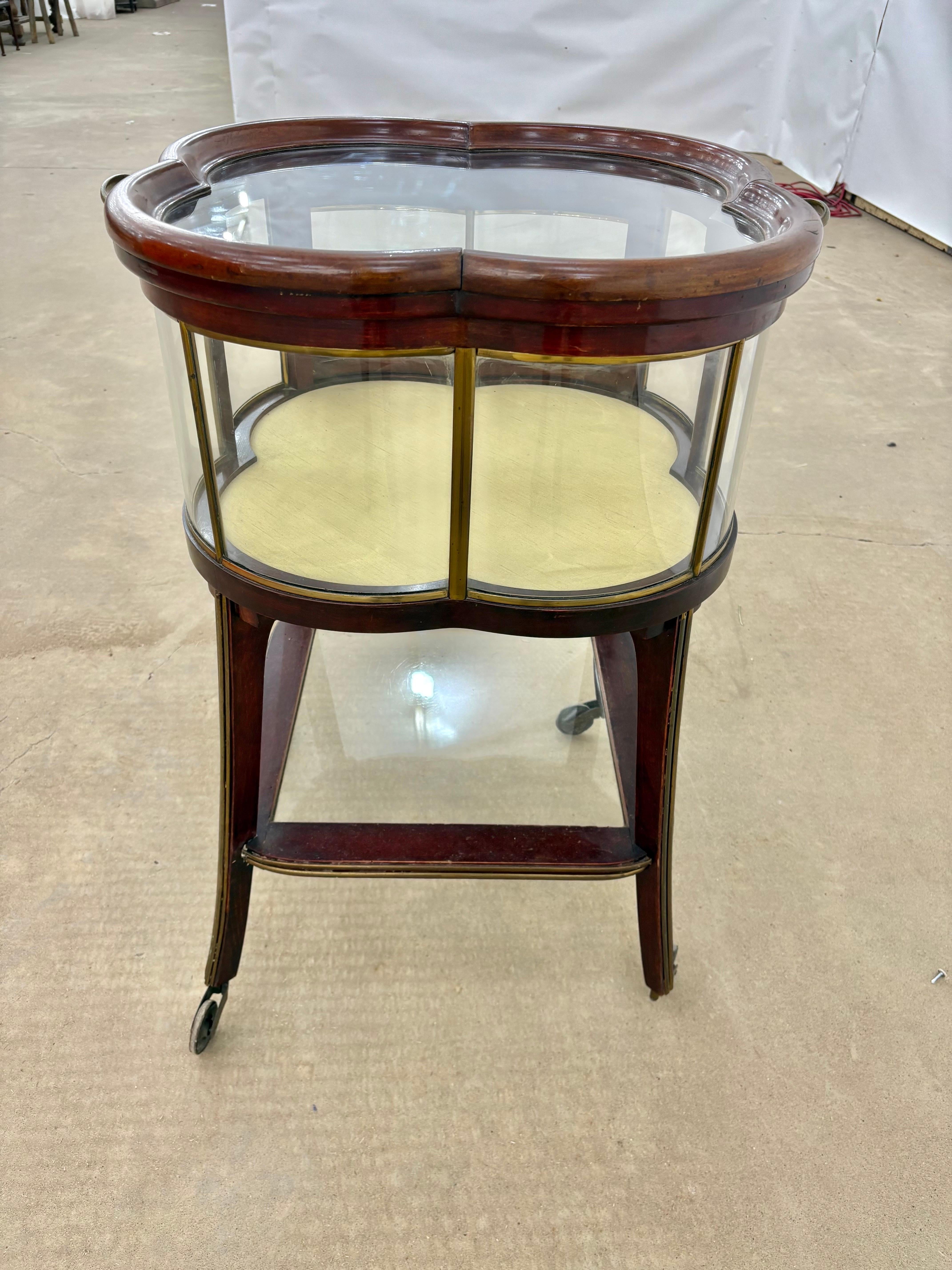 Fait main Chariot de service ou chariot de bar en noyer français du début du 20e siècle de style Art nouveau en vente