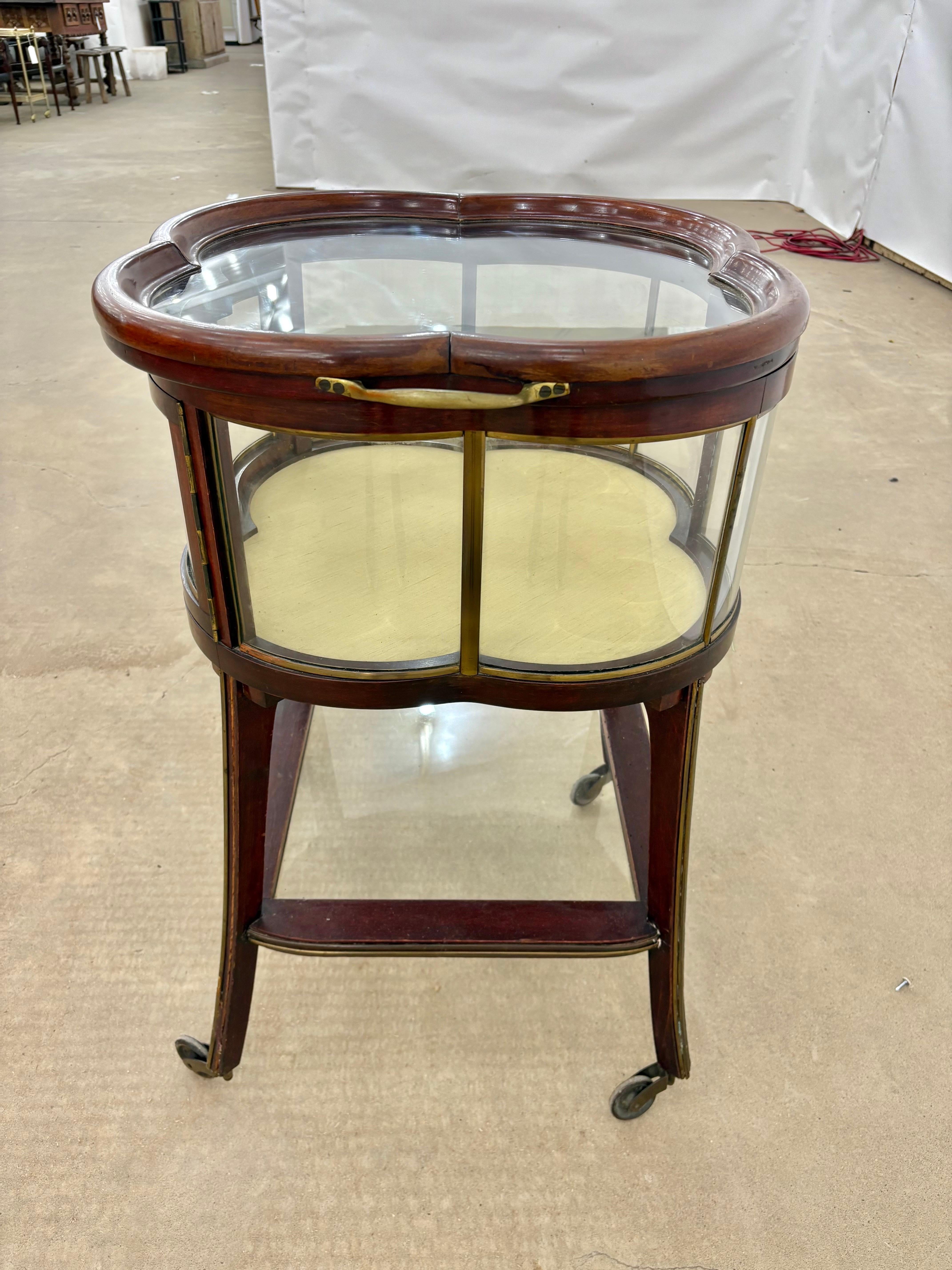 Chariot de service ou chariot de bar en noyer français du début du 20e siècle de style Art nouveau Bon état - En vente à Burton, TX